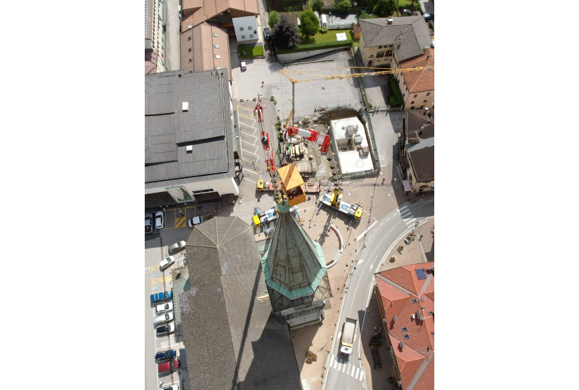 Two Grove all-terrain cranes team up to repair historic Italian church