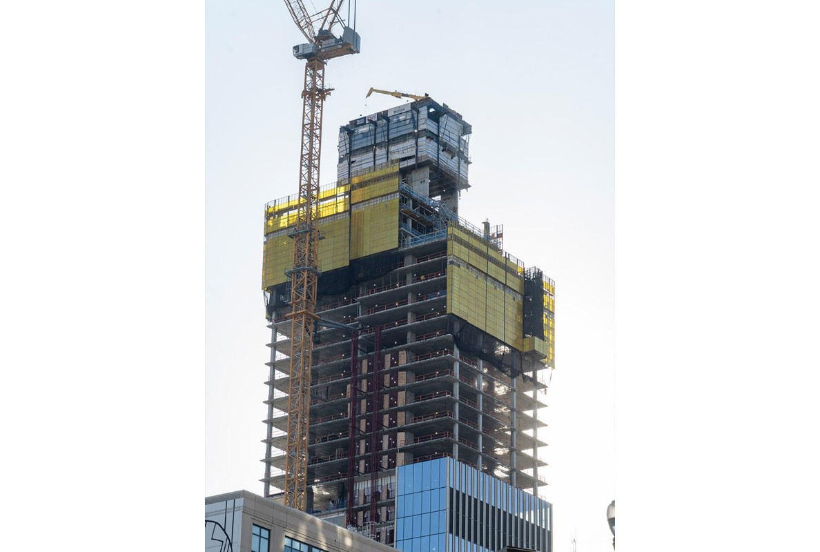 The mini crane at the Super Climber level +1 deck supported the installation of heavy steel embeds and significantly reduced the crane’s period of use.
