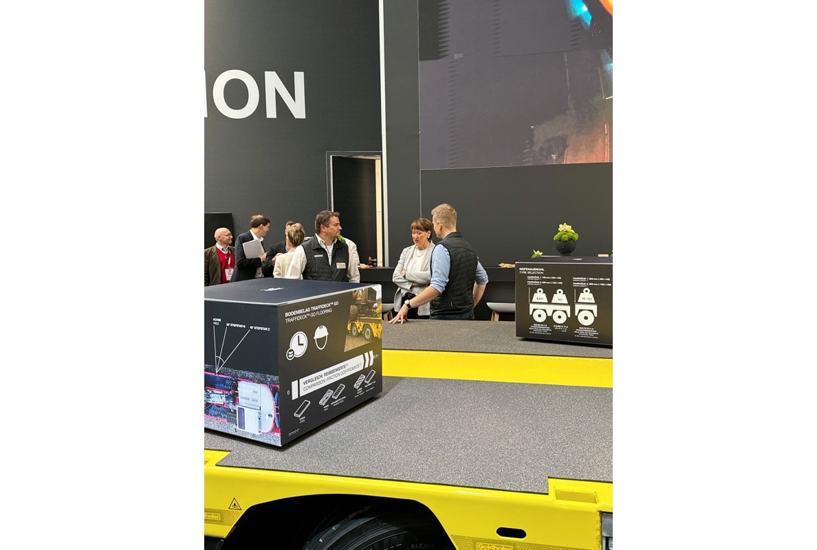 Hildegard Müller, President of the VDA, was also impressed during her visit to the Goldhofer stand.