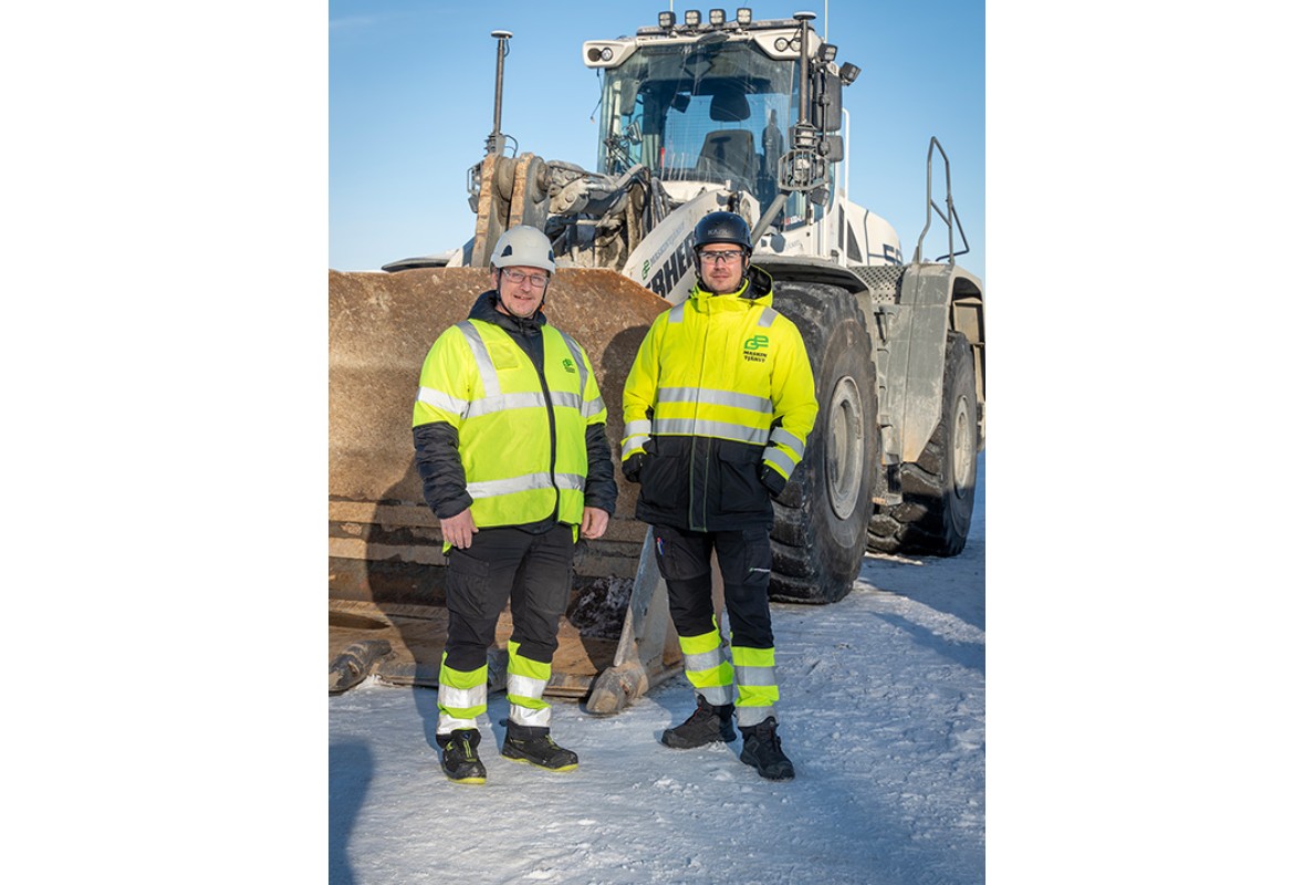 Håkan Martinsson, Business Developer, and Simon Antman, Site Manager, in front of their latest L586 XPower®.