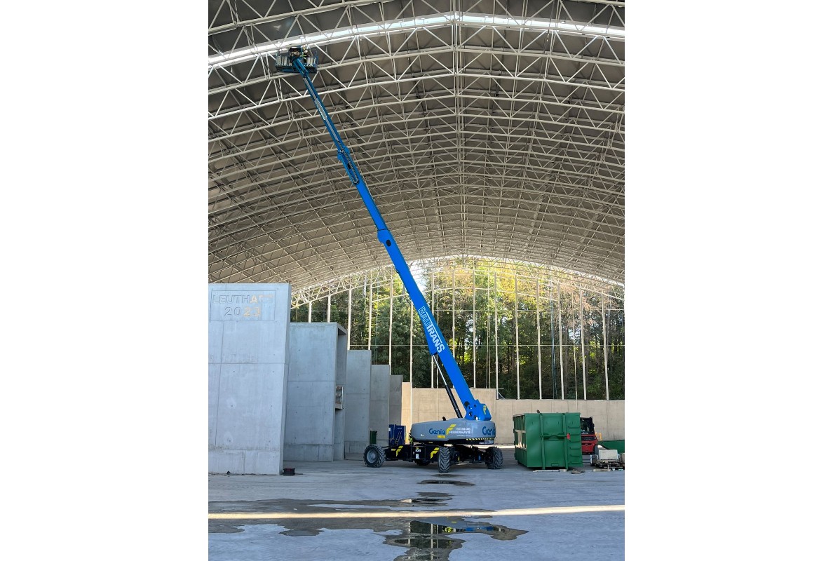 A Genie® SX™-105 XC™ played a crucial role in meeting the project’s tight deadlines