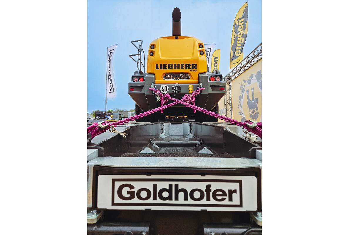 A Liebherr L550 on the versatile Goldhofer STZ-L4 with wheel recesses.