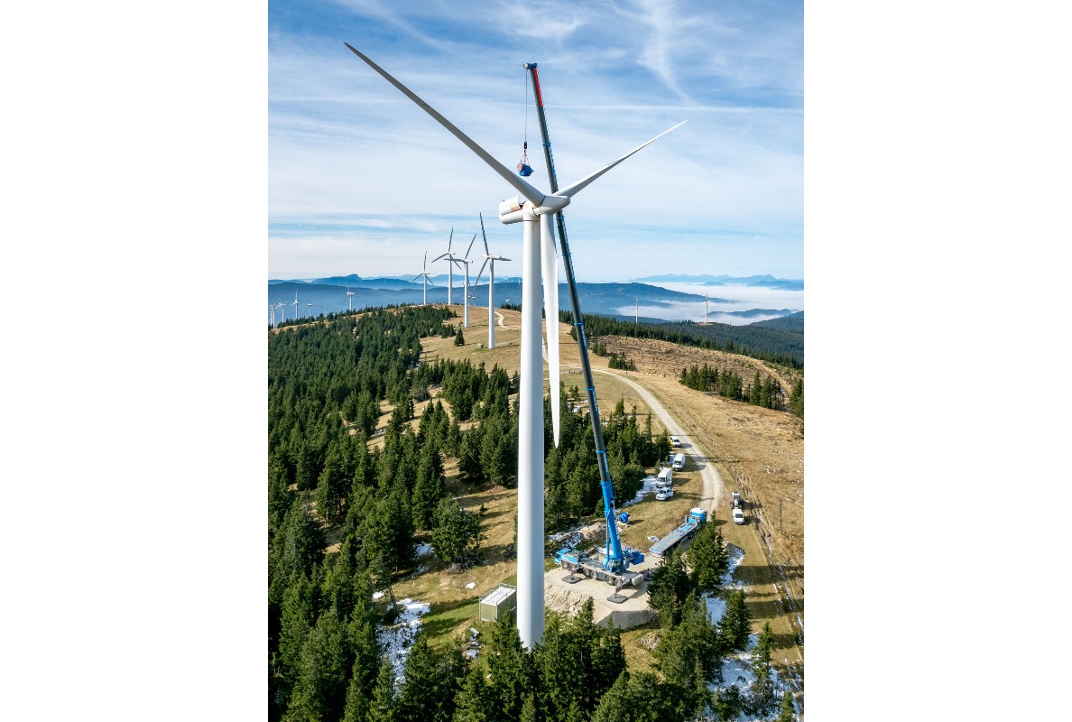 Flying high at the Steinriegel wind farm: the LTM 1300-6.3 from Felbermayr in operation on a ridge at an altitude of 1,600 metres.