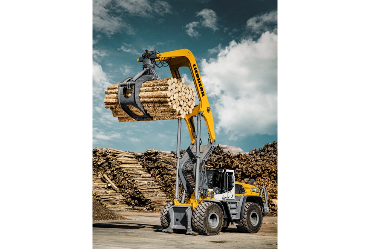 High-performance specialist machine for handling logs: The Liebherr L 580 LogHandler XPower®.