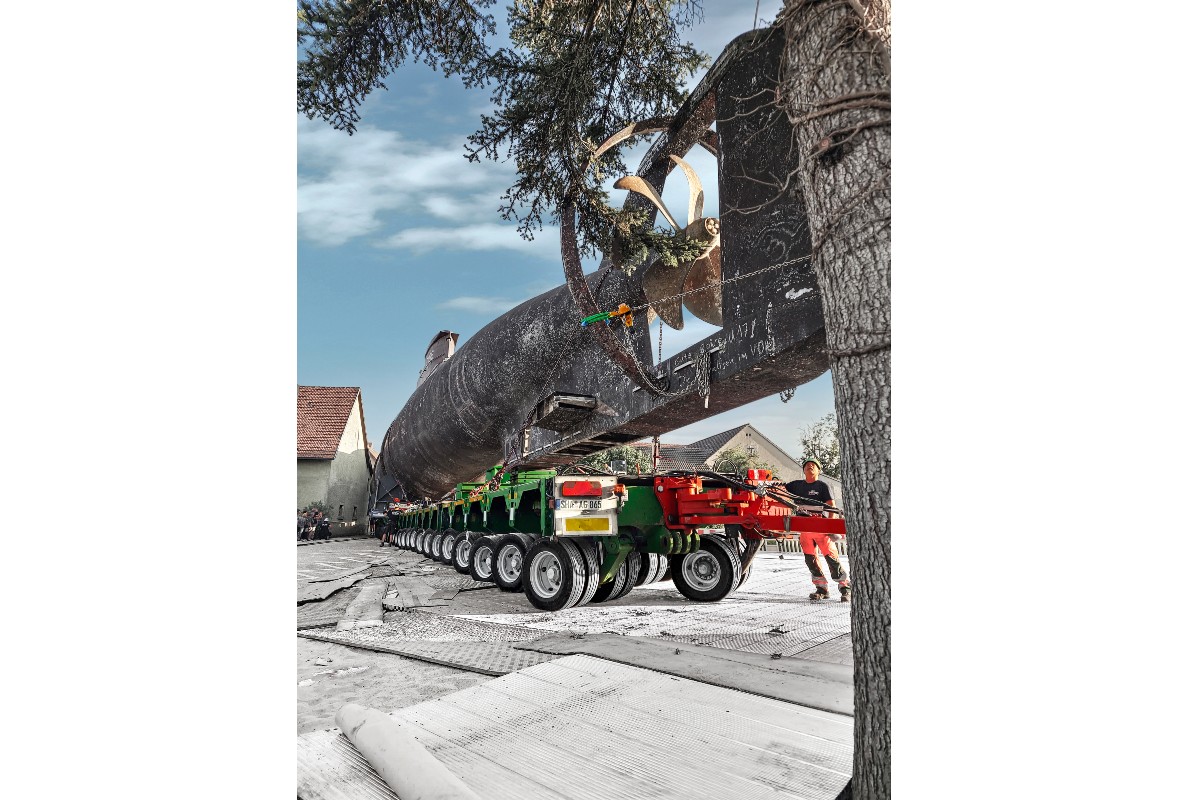 Logistical masterpiece: U17 overcomes obstacles on 30 SCHEUERLE InterCombi axle lines.