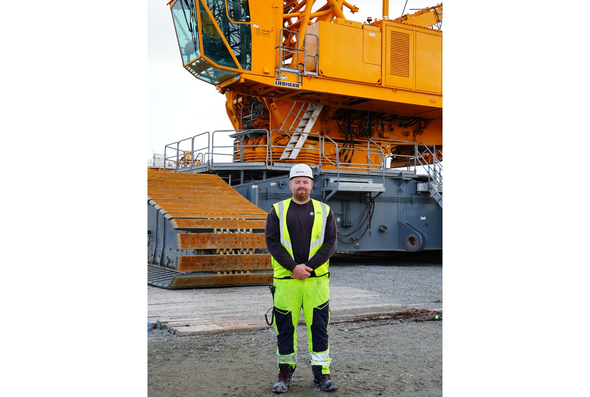 Colin Lehmann operates the LR 11350 and likes smooth operation and perfect overview of all date and components via the LICCON crane control.