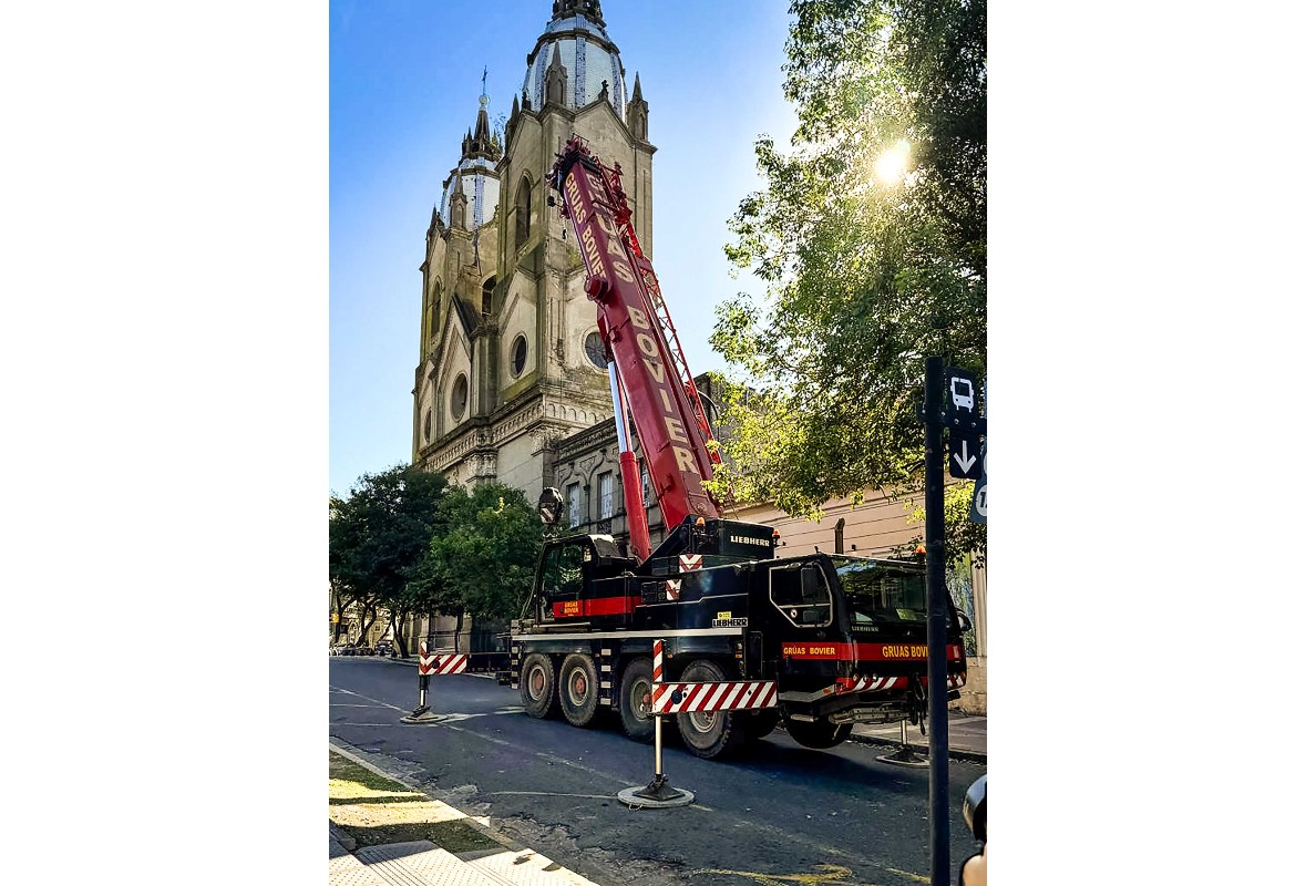 Argentinian crane contractor GRÚAS BOVIER SRL used an LTM 1060/2 to hoist two meteorites out of a museum in Paraná.