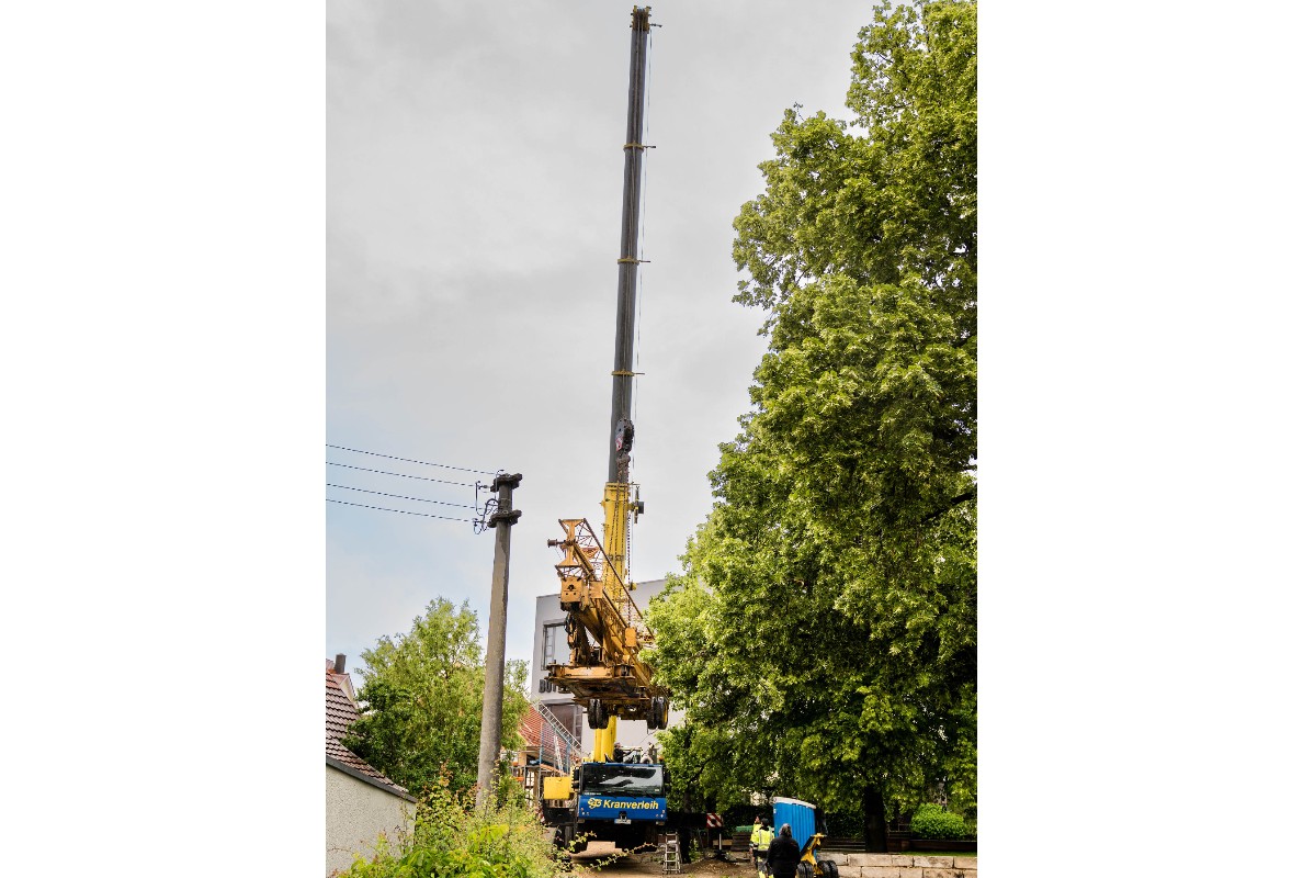 Little space - supporting the mobile crane was a challenge.