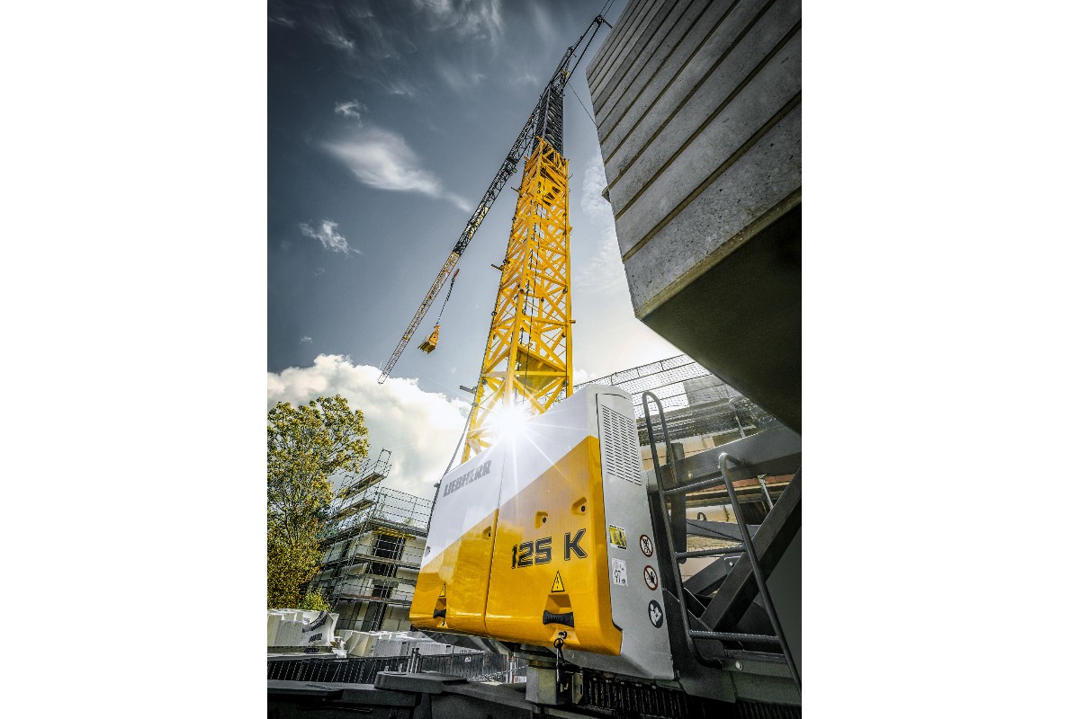 The 125 K combines the performance of a top-slewing crane with the advantages and mobility of a fast-erecting crane.