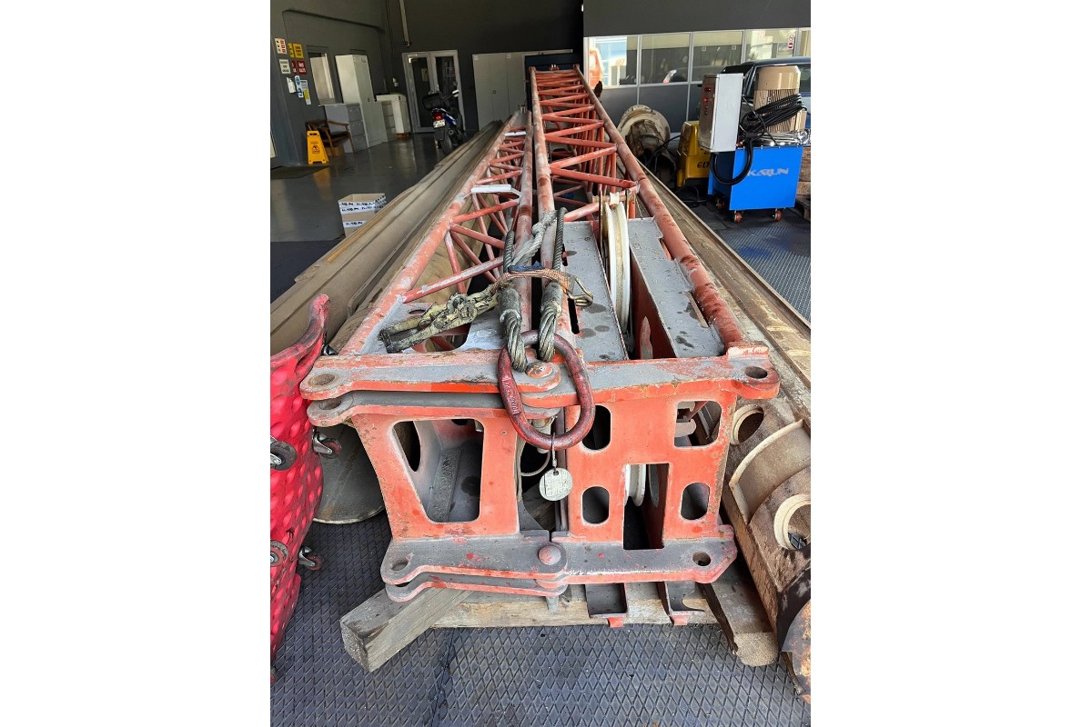 The before: İÇDAŞ´s Grove all-terrain crane GMK4100  prior to the start of the remanufacturing work.