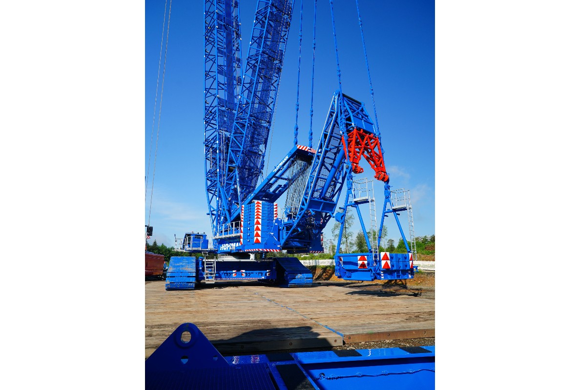 When erecting the boom, 400 tonnes of total ballast are required in conjunction with the large pallet.