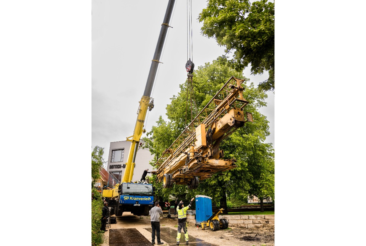 Soft landing - the 28 K fast-erecting crane is set down on the site access road for onward transportation.