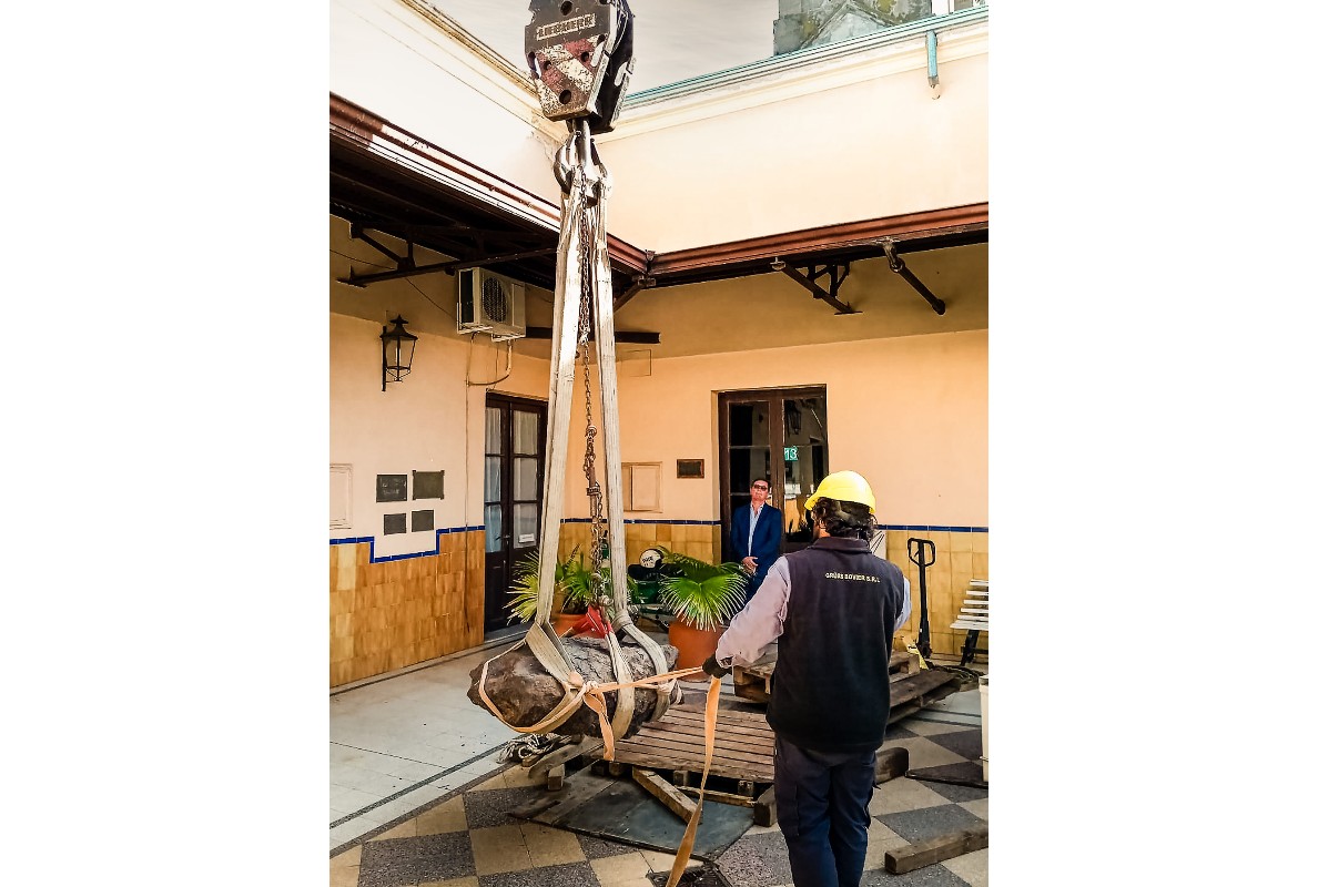 After the space rocks had been moved out of the building into the inner courtyard, the LTM 1060/2 lifted them over the roofs of the museum.