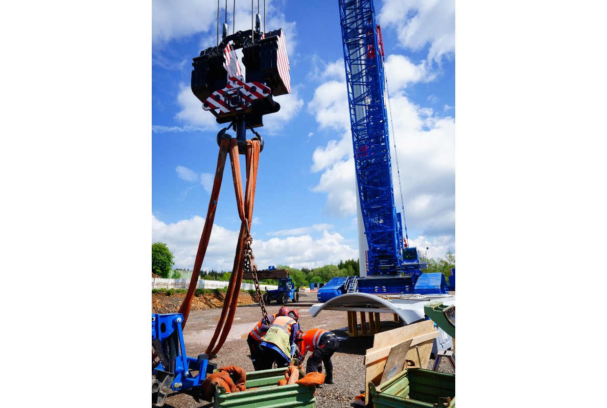 Preparing the lifting gear to lift the drive train.