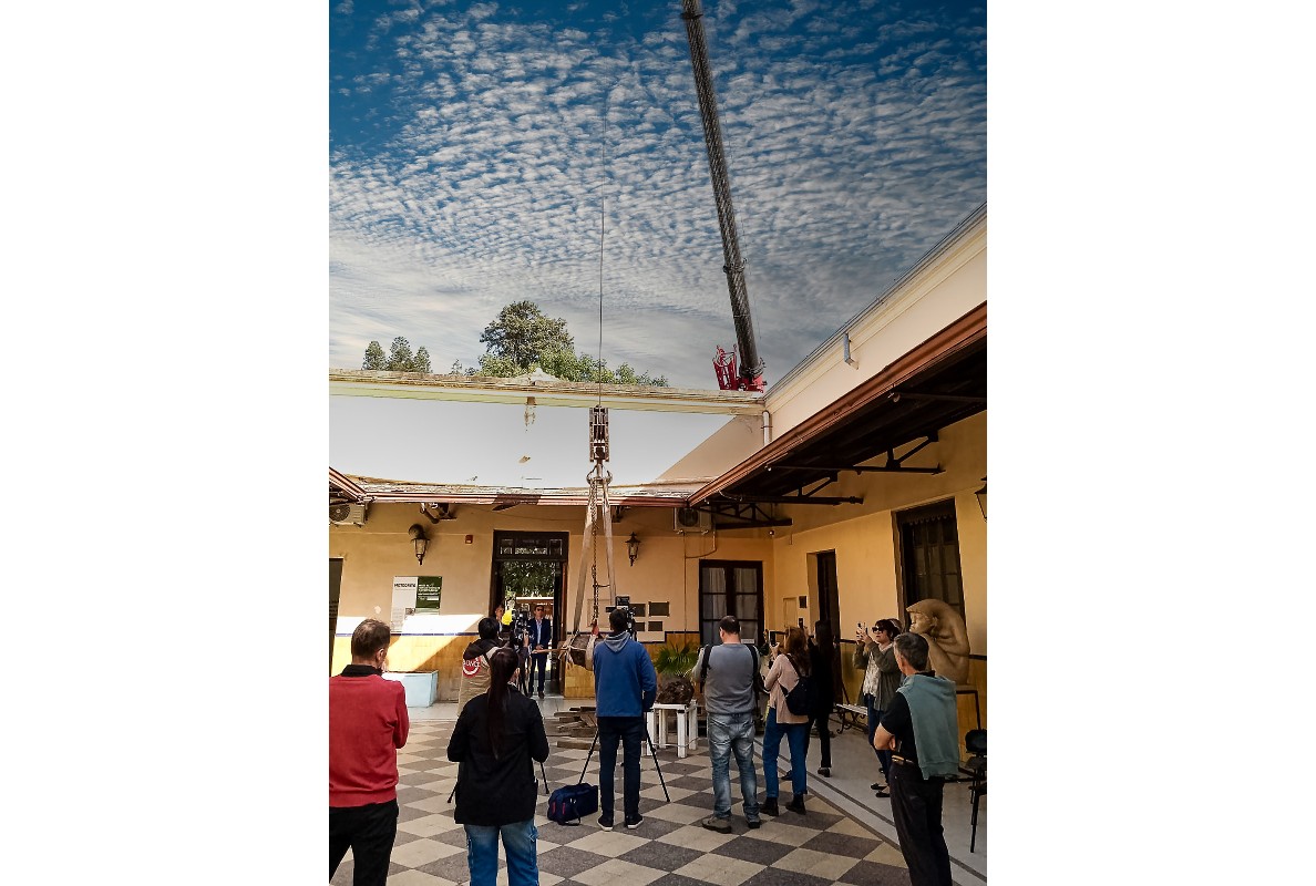 After the space rocks had been moved out of the building into the inner courtyard, the LTM 1060/2 lifted them over the roofs of the museum.