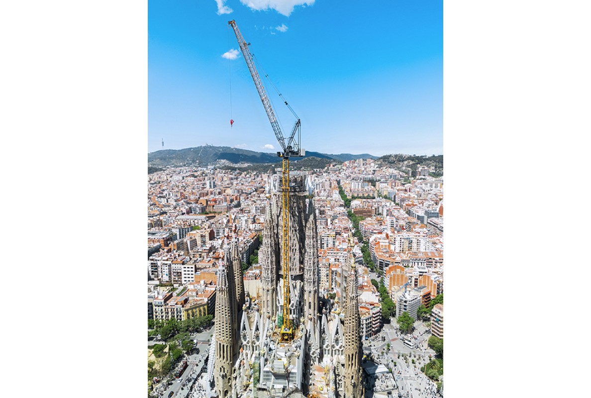 Major challenge: to develop a solution so that the Liebherr 710 HC-L 32-64 Litronic luffing jib crane could be erected at a height of approximately 54 metres and comply with the highest safety requirements.