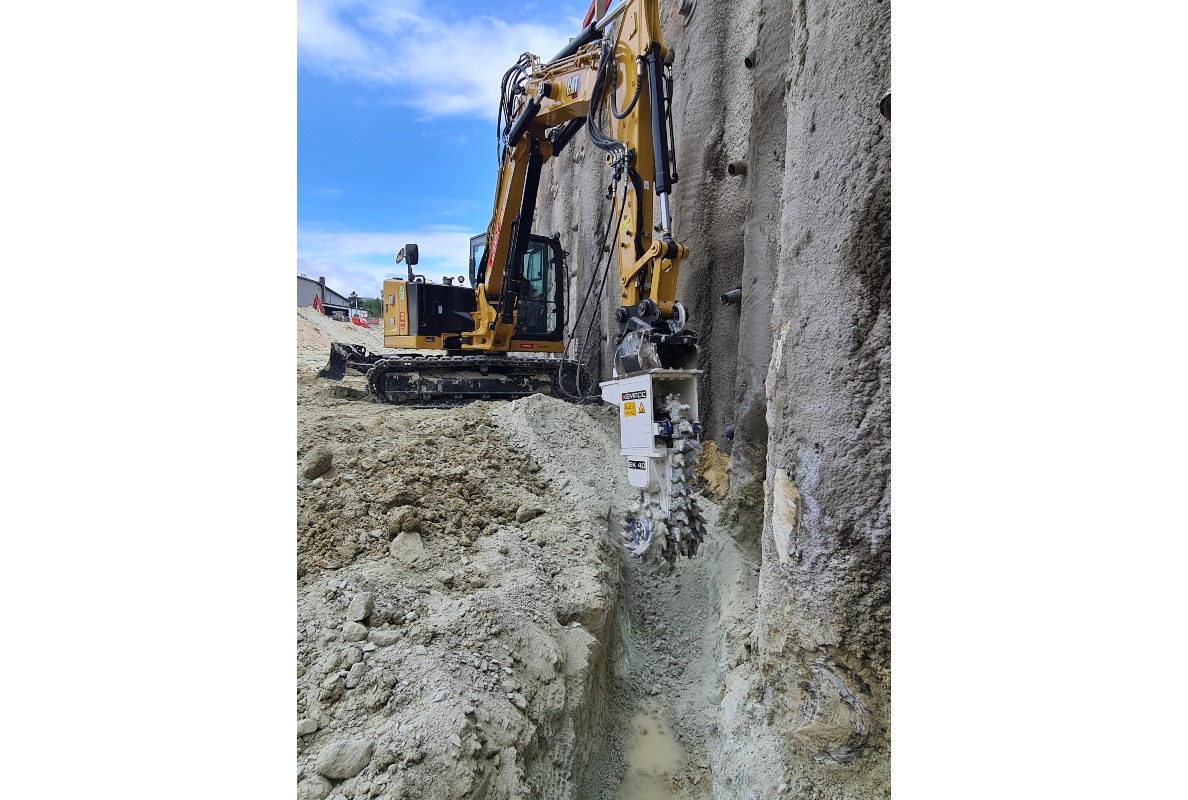Along the foot of the bored pile wall, a drainage trench is excavated saving time and money with a 9-tonne excavator and an EK 40 chain cutter from KEMROC.