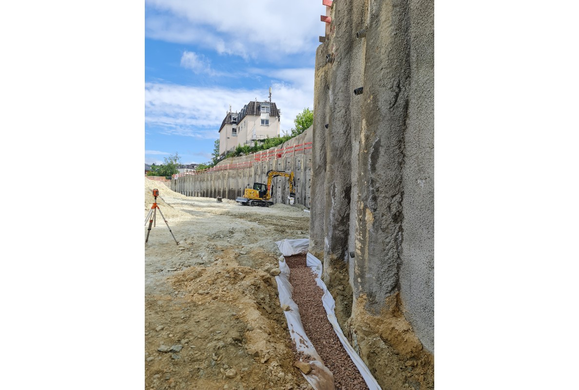 The entire length of the trench is lined with a fleece material and filled with drainage gravel. This allows rainwater to drain off in the direction of the pump shafts.