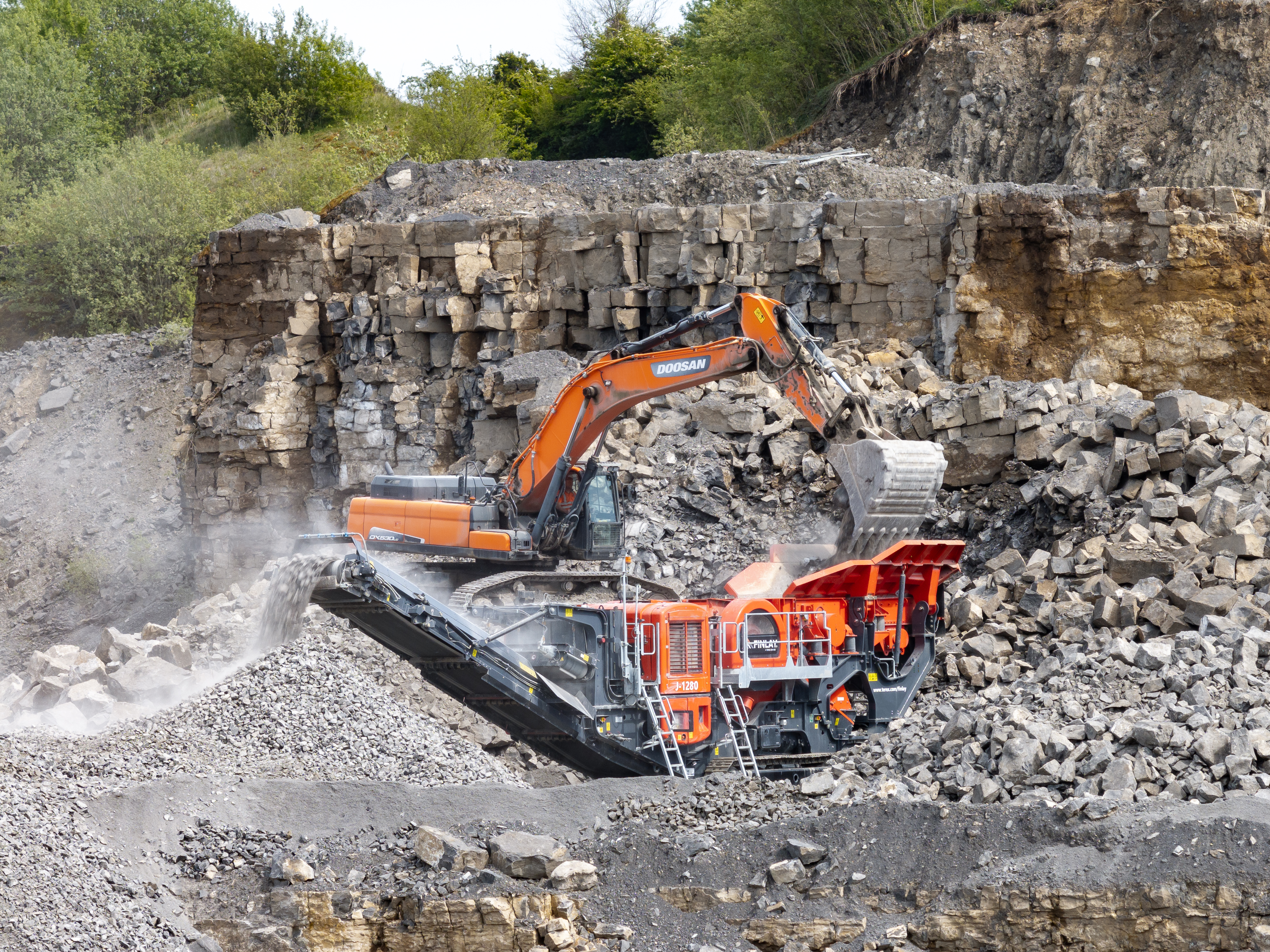 Positioned between the J‑1175 and the larger J‑1480, the J‑1280 features a Terex® single‑toggle jaw chamber that delivers robust performance in hard‑rock applications