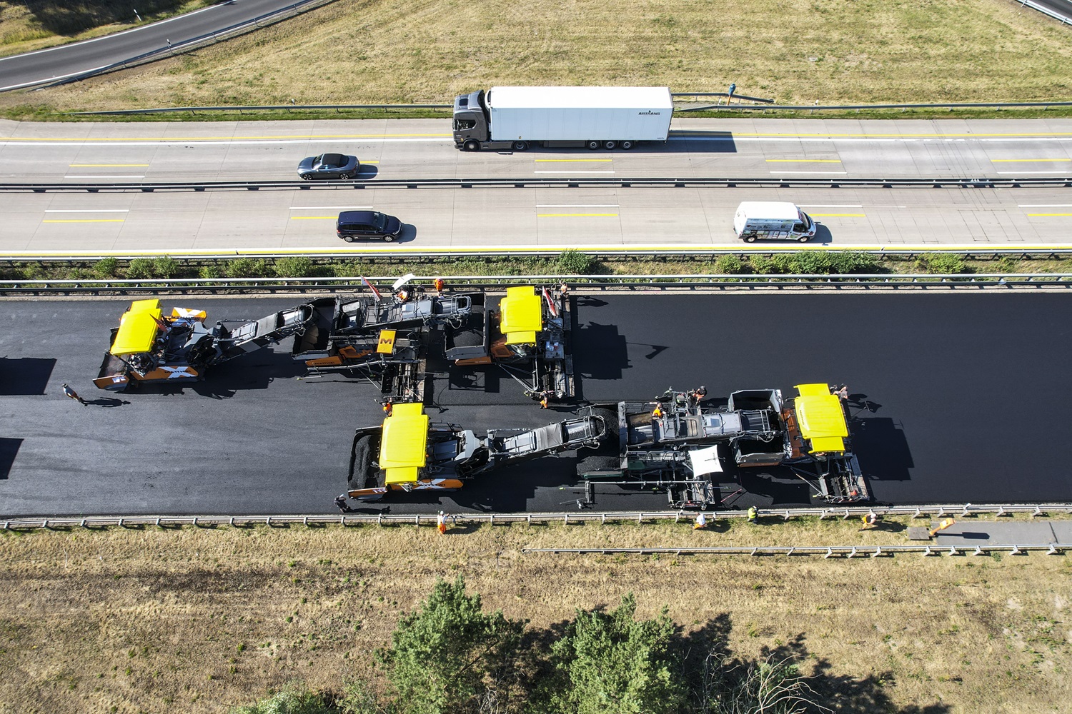 Fast, high quality and resource-friendly paving: with the two InLine-Pave-paving trains from Vögele, the lead contractor rehabilitated a 4.2 km (2.6 mile) section of the southern part of Berlin’s orbital road within the space of only two days.