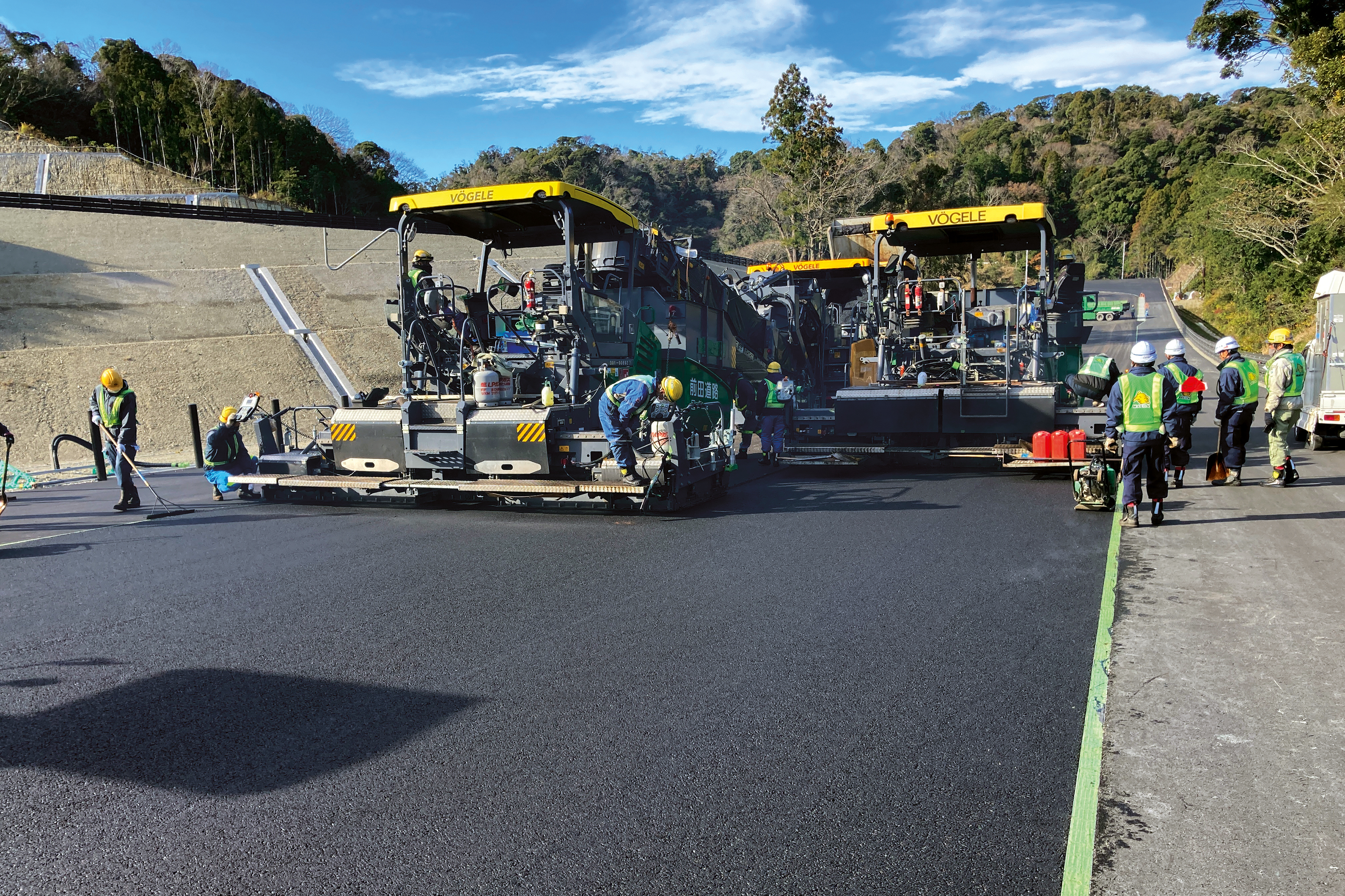 Paving without joints: the Vögele pavers worked “hot to hot” to deliver a high-quality asphalt surface across the full width of the carriageway.