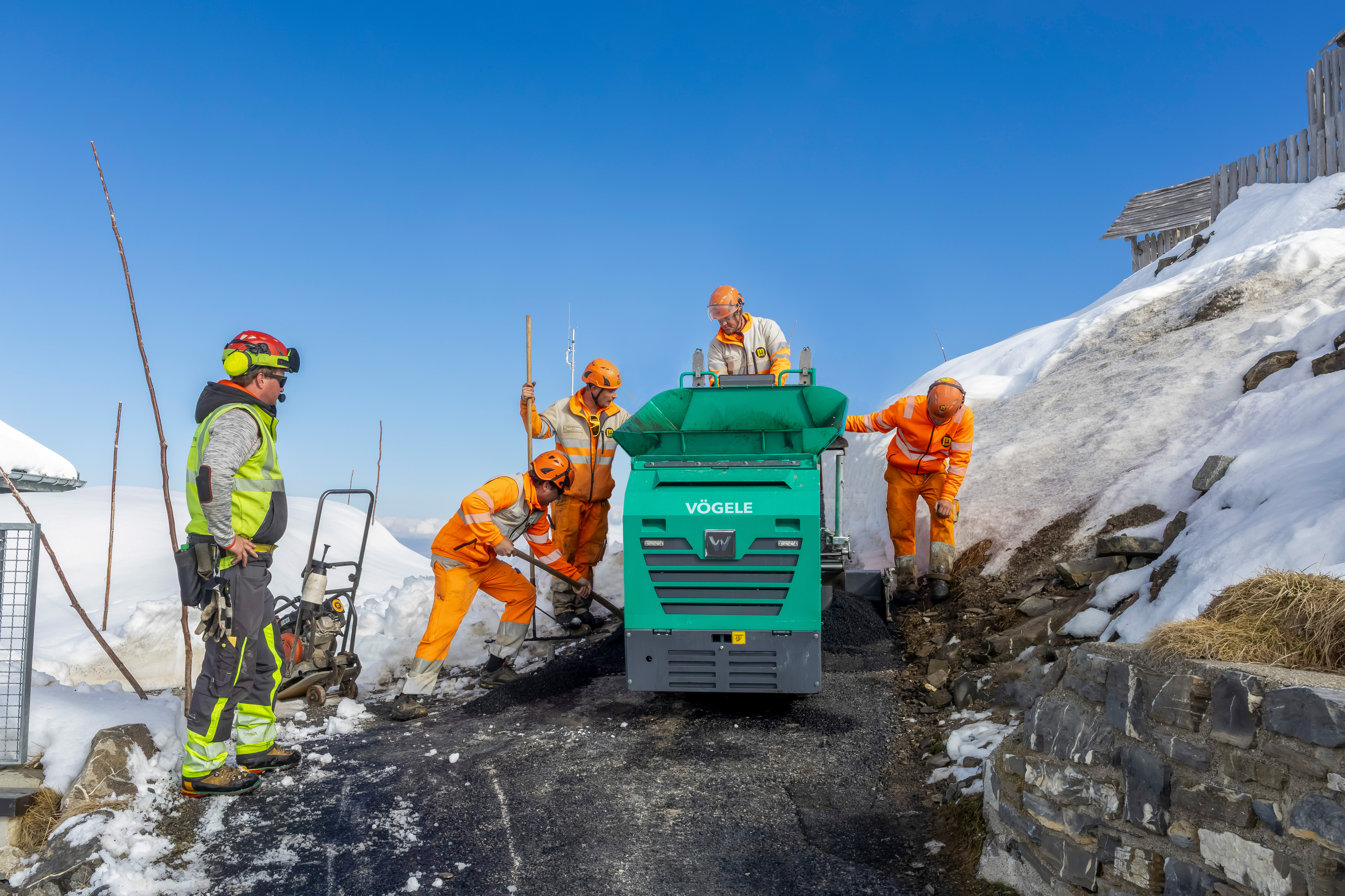 An extraordinary paving project at the summit station. The lead contractor deployed a Vögele MINI 500 asphalt paver for the rehabilitation of a footpath on the summit of the Niesen mountain in Switzerland. 