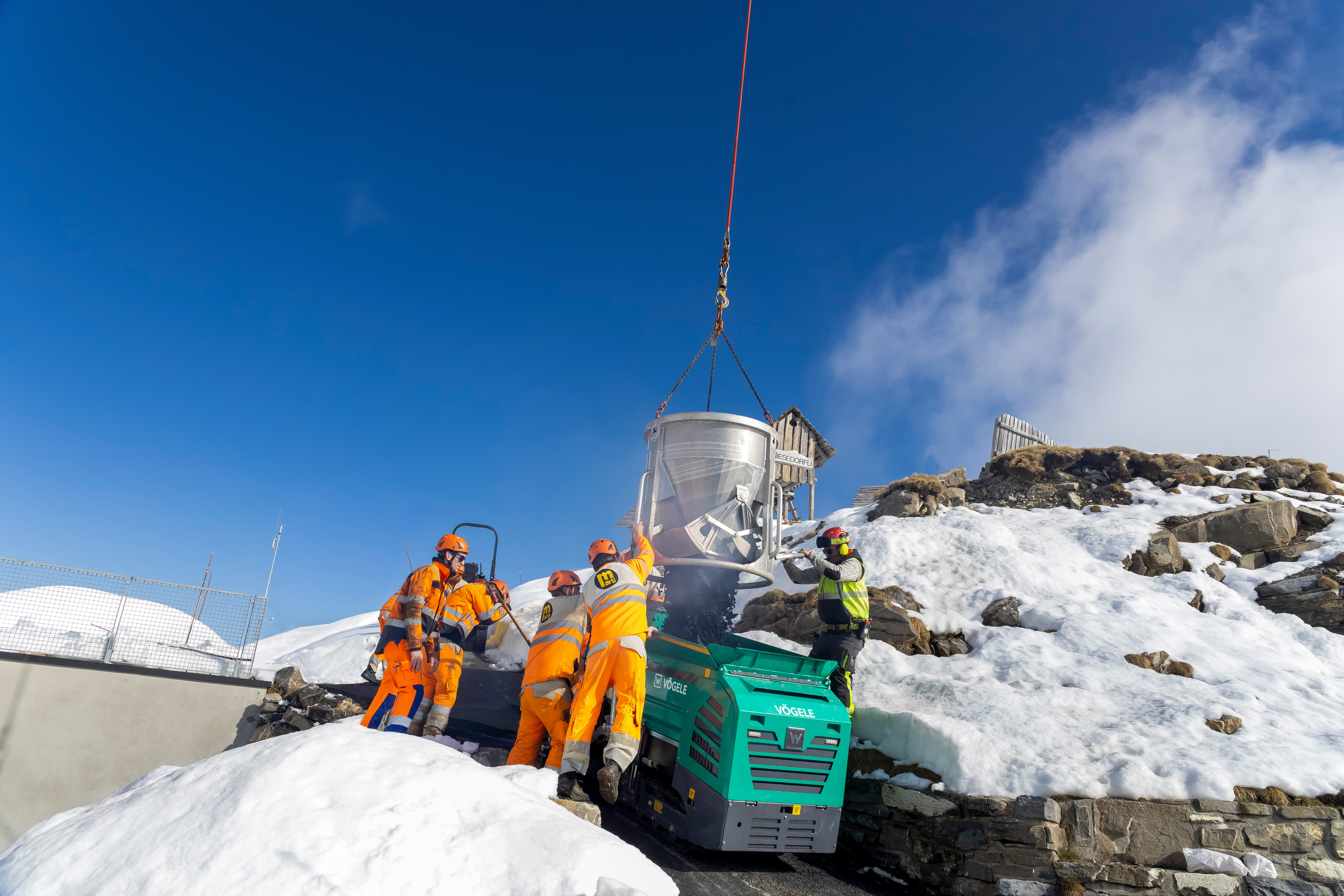 The helicopter transferred the mix directly into the material hopper of the Vögele paver.