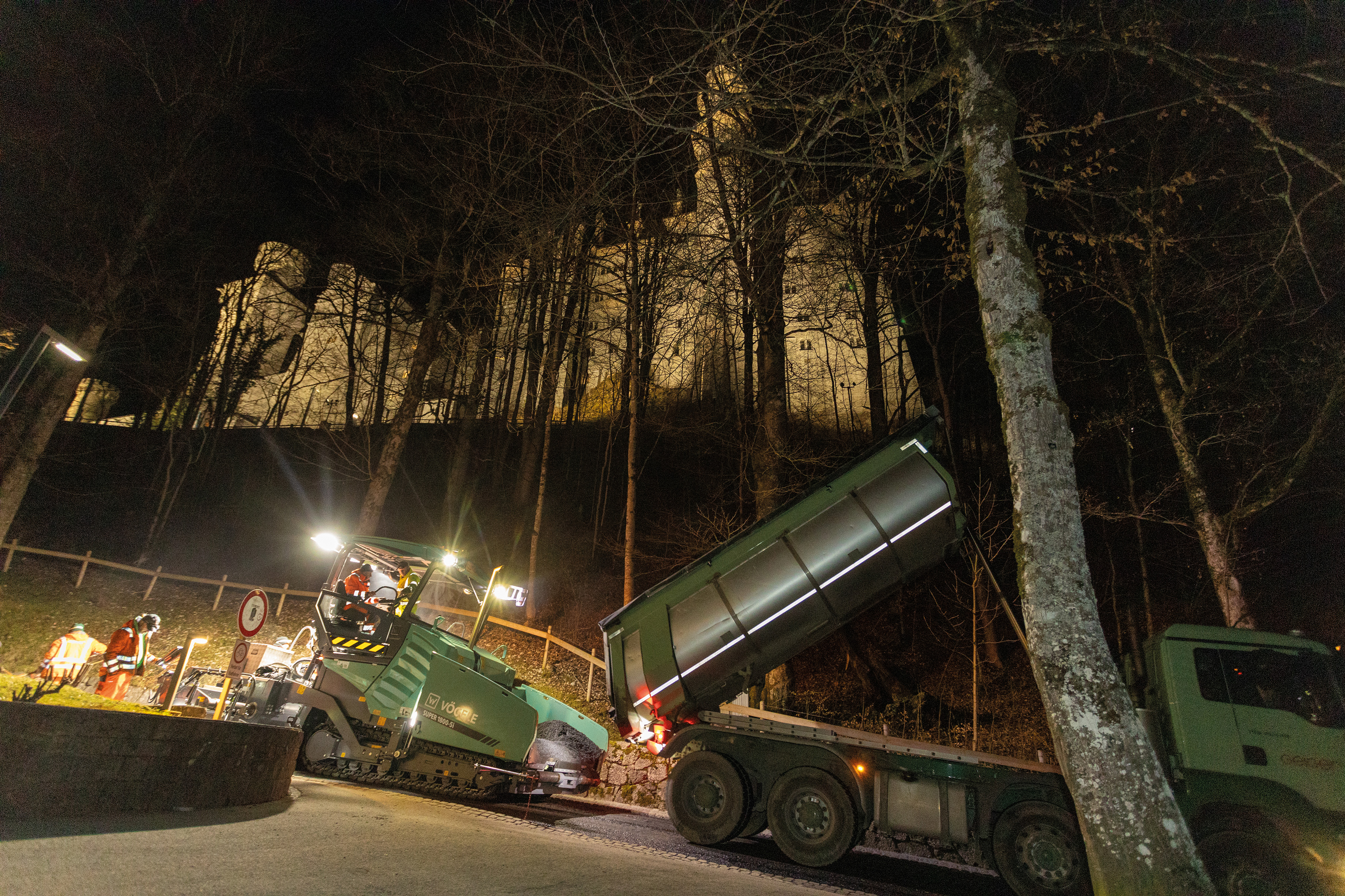 Uphill incline and downhill incline: Due to the difficult conditions, the construction company carrying out the work decided to use the powerful Dash 5 paver from Vögele.