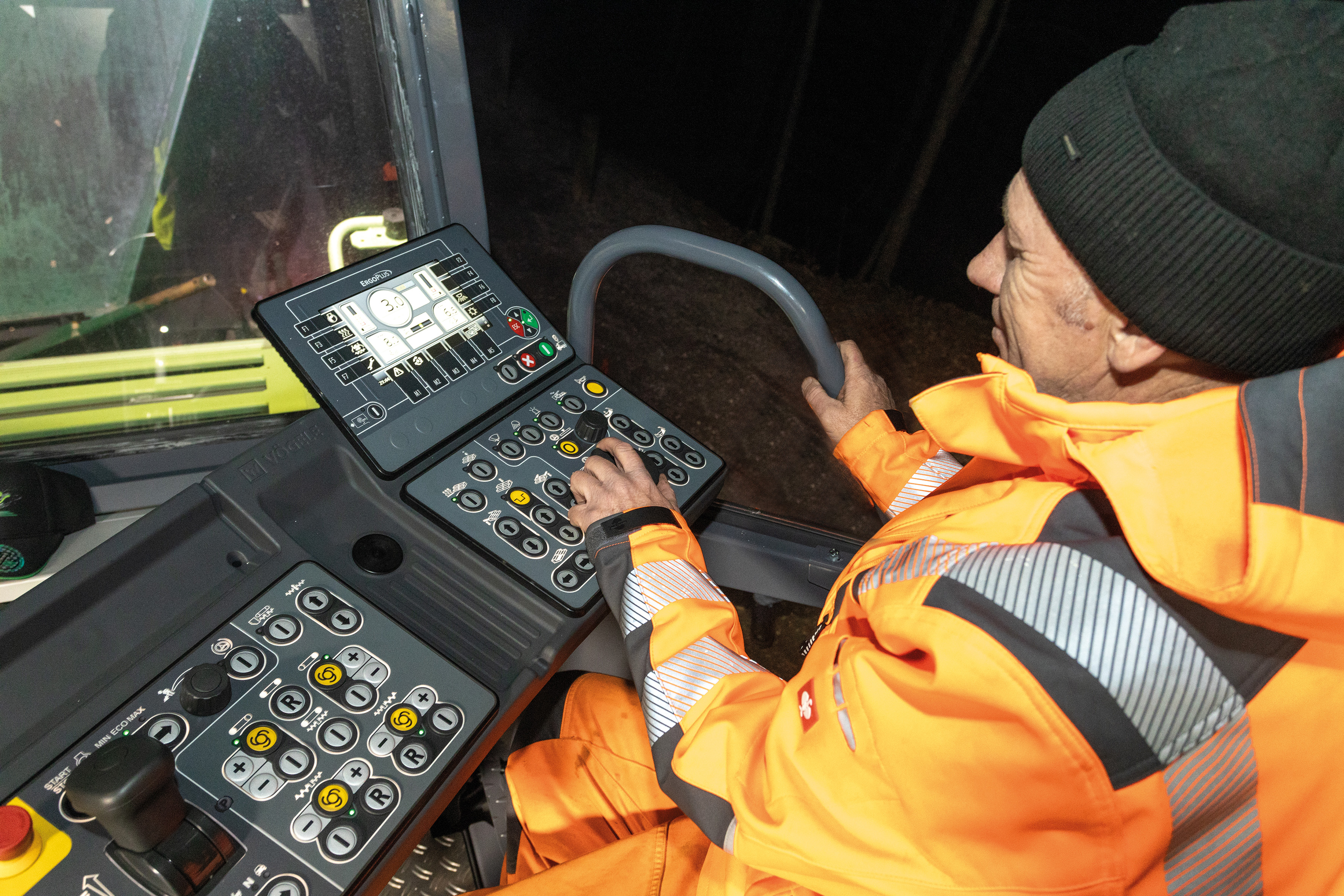 SmartWheel steering: The rotary control on the ErgoPlus 5 paver operator’s console enables particularly sensitive control. 
