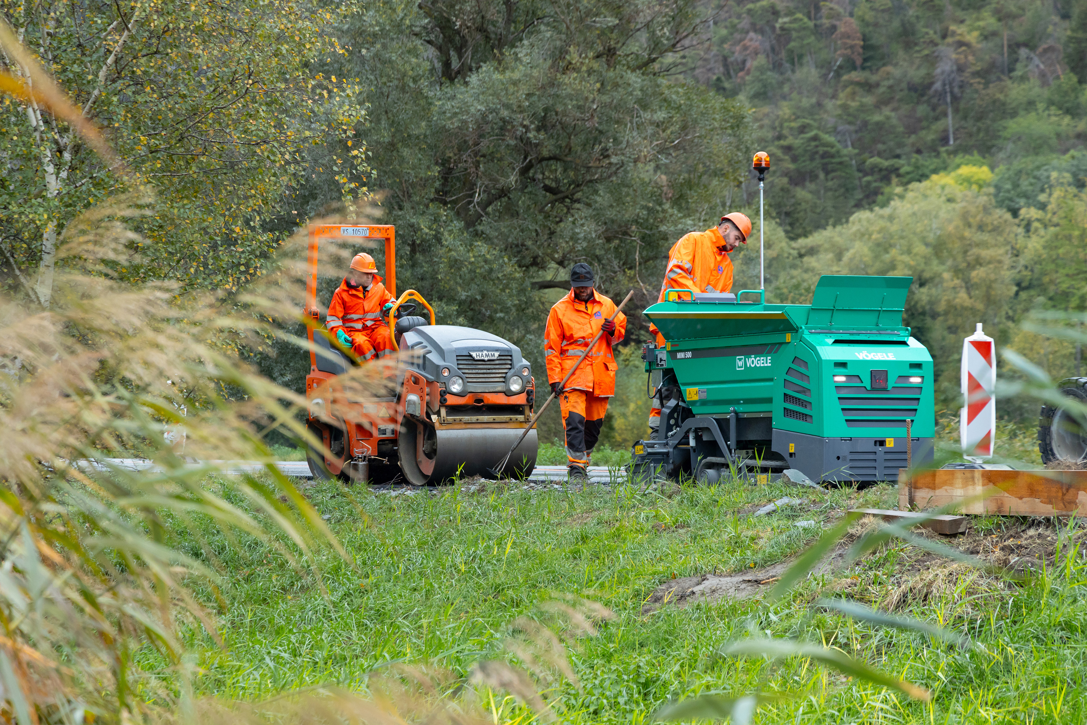 A winning team: in addition to the Vögele MINI 500 paver, the contractor also deployed a Hamm HD CompactLine roller on the project.