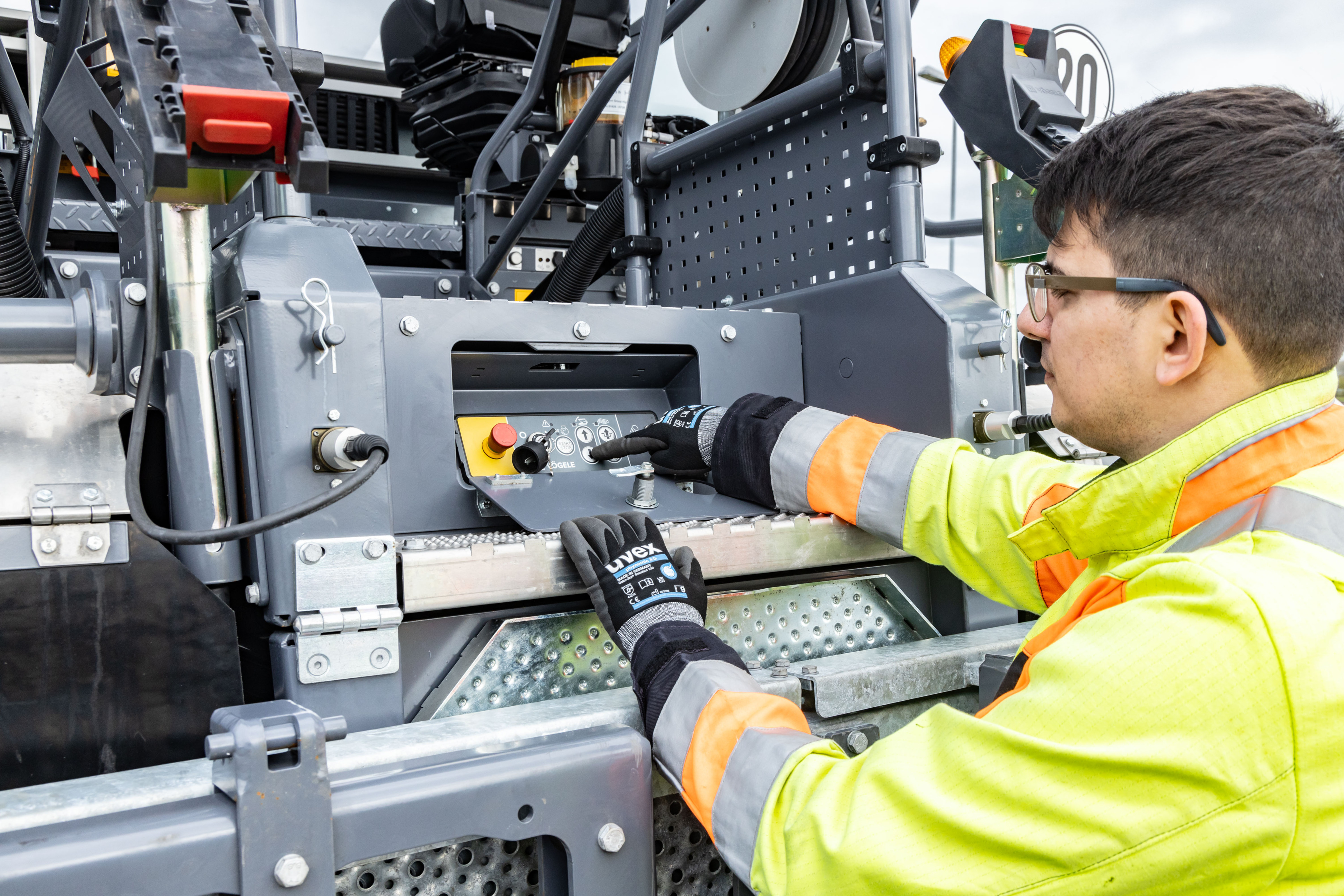 The control unit mounted on the paving screed enables users to start all the initial steps at the push of a button.