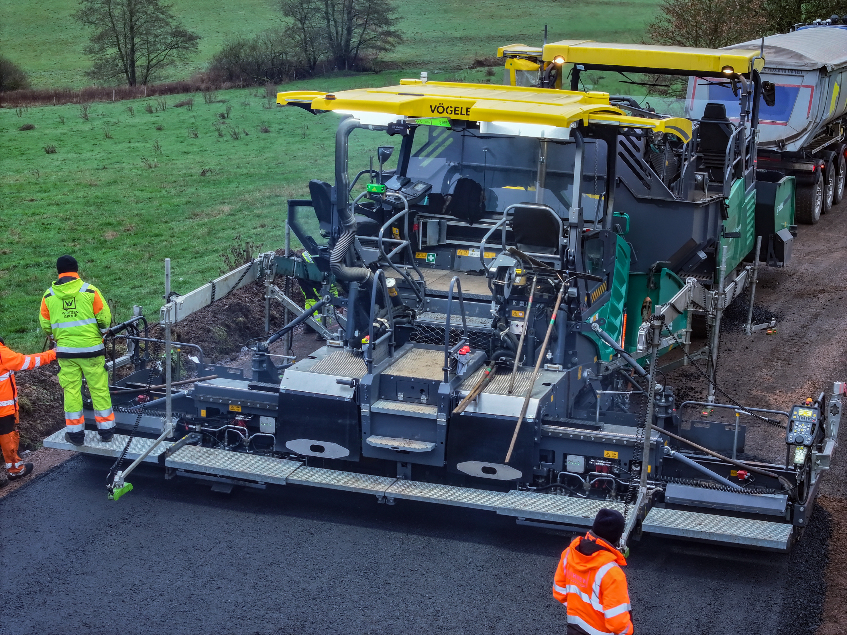 Smart Pave is particularly user-friendly: All hardware components such as the control unit, satellite receiver and the modem are integrated into the road paver.