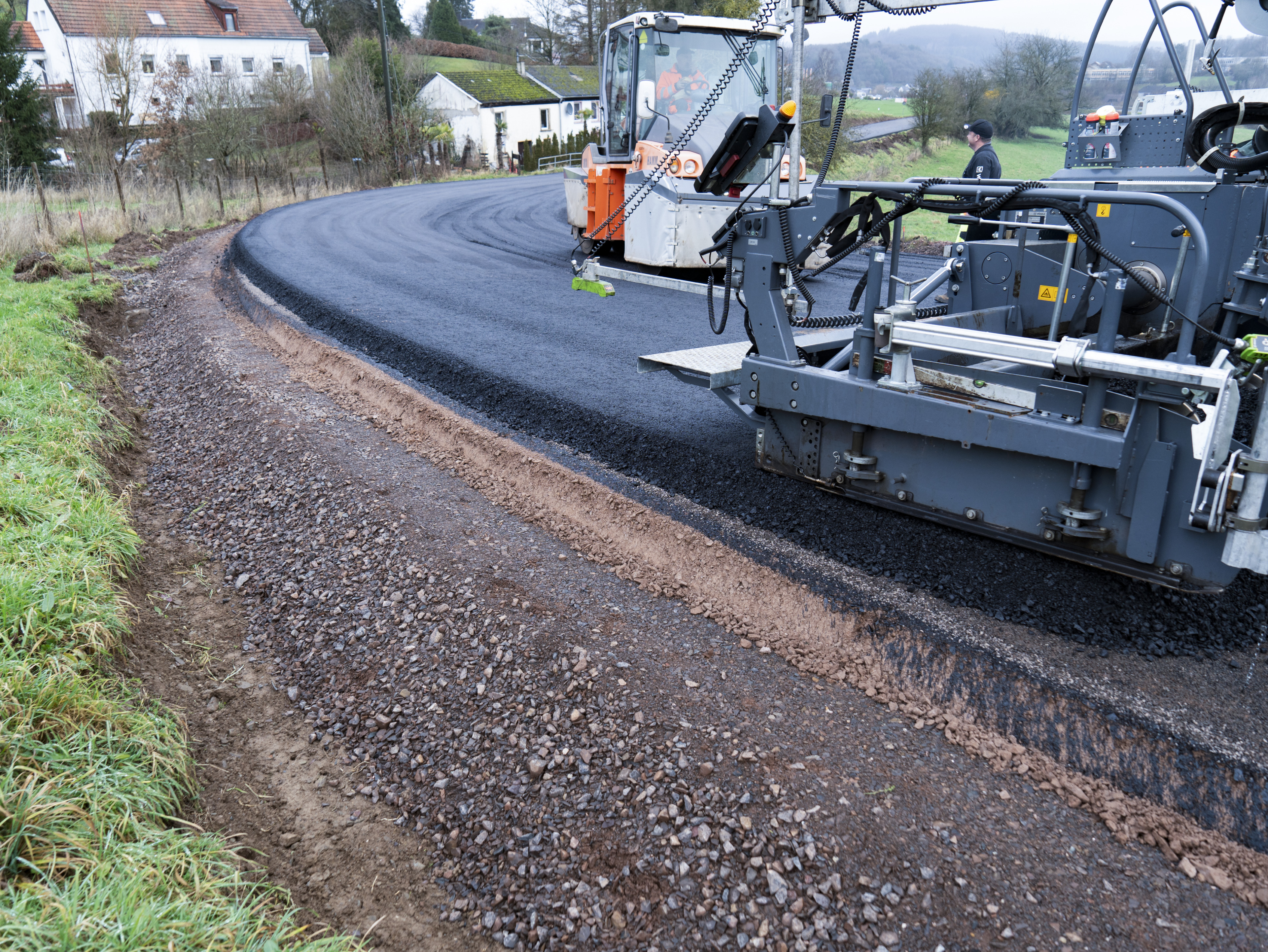 Paving without excess width and with less material consumption: The StarFire-Dual Antenna System determines the exact position of the road paver, ensuring extremely precise control.