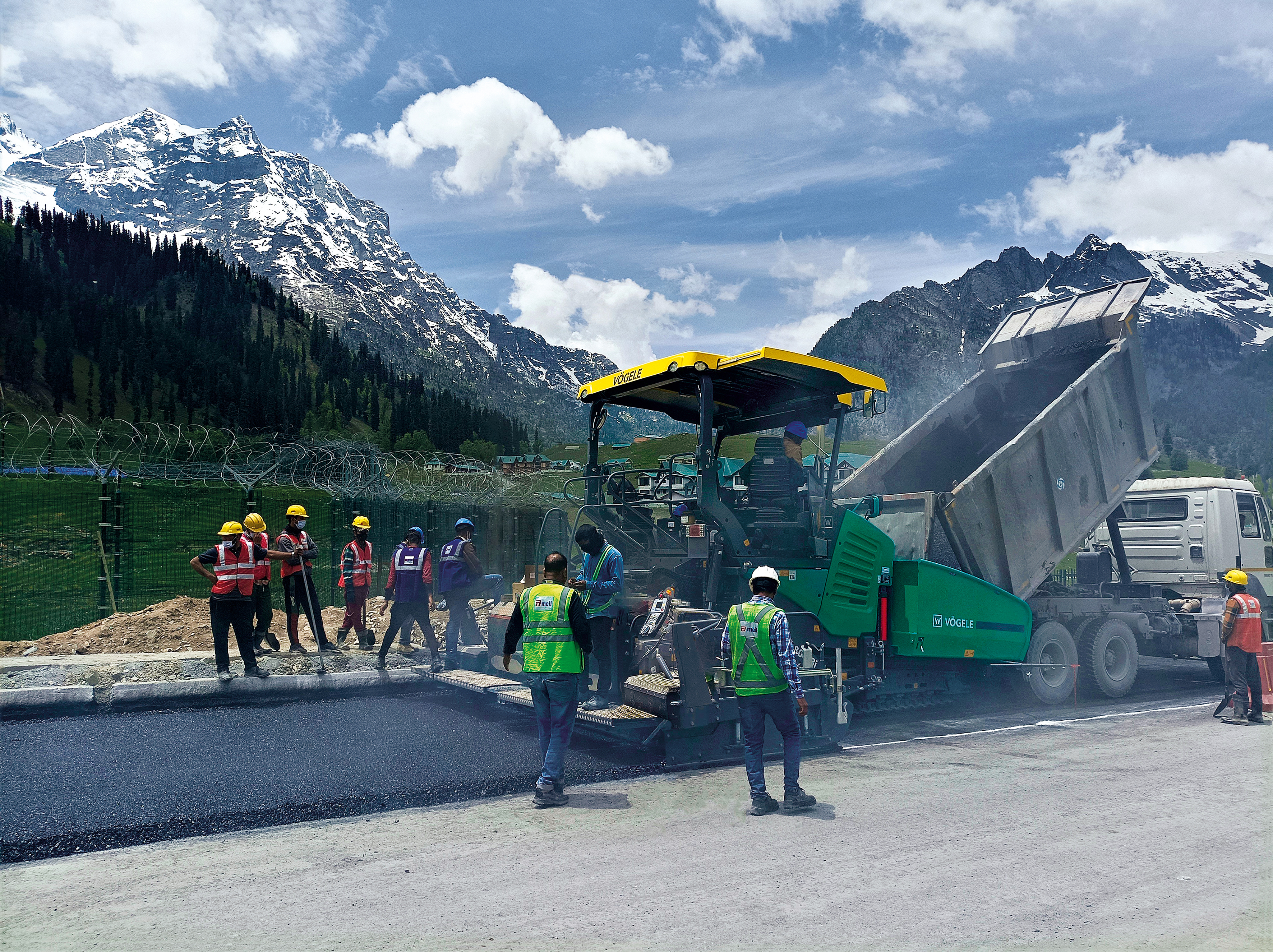 Working in extreme conditions: the Vögele SUPER 1800-3i paver played an essential role in the construction of the Zoji-La Tunnel in the Himalayas.