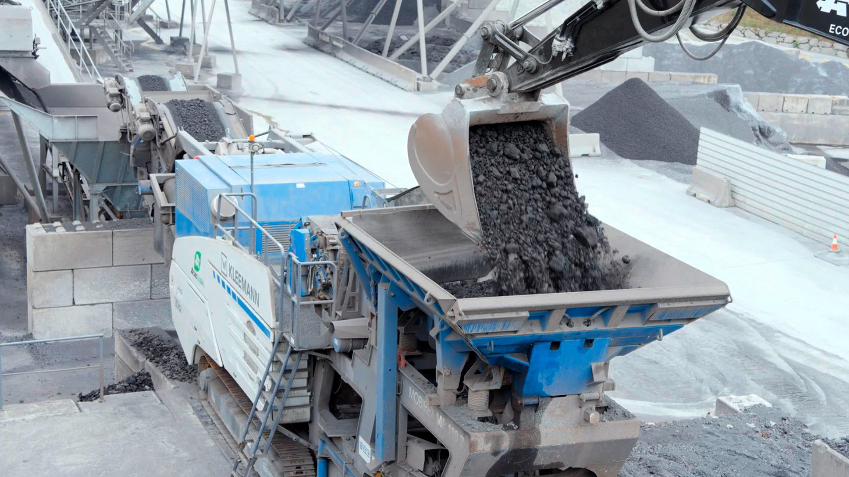 The MOBIREX MR 110 EVO2 easily copes with the extremely abrasive slag.