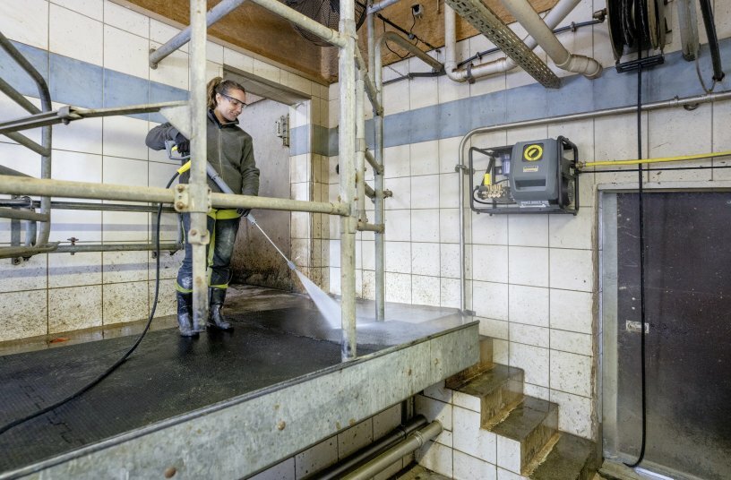 Wall-mounting the machine keeps the workplace tidy at all times. The water supply hose and power cable are neatly routed and do not trail on the floor.