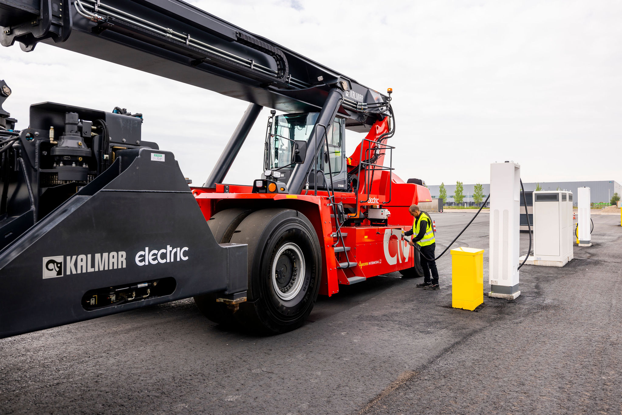 Kalmar electric reachstacker