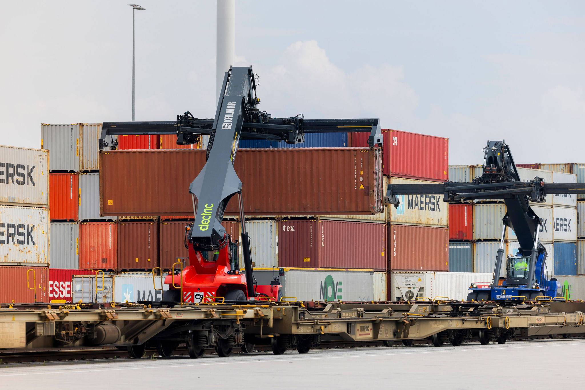 Kalmar electric reachstacker