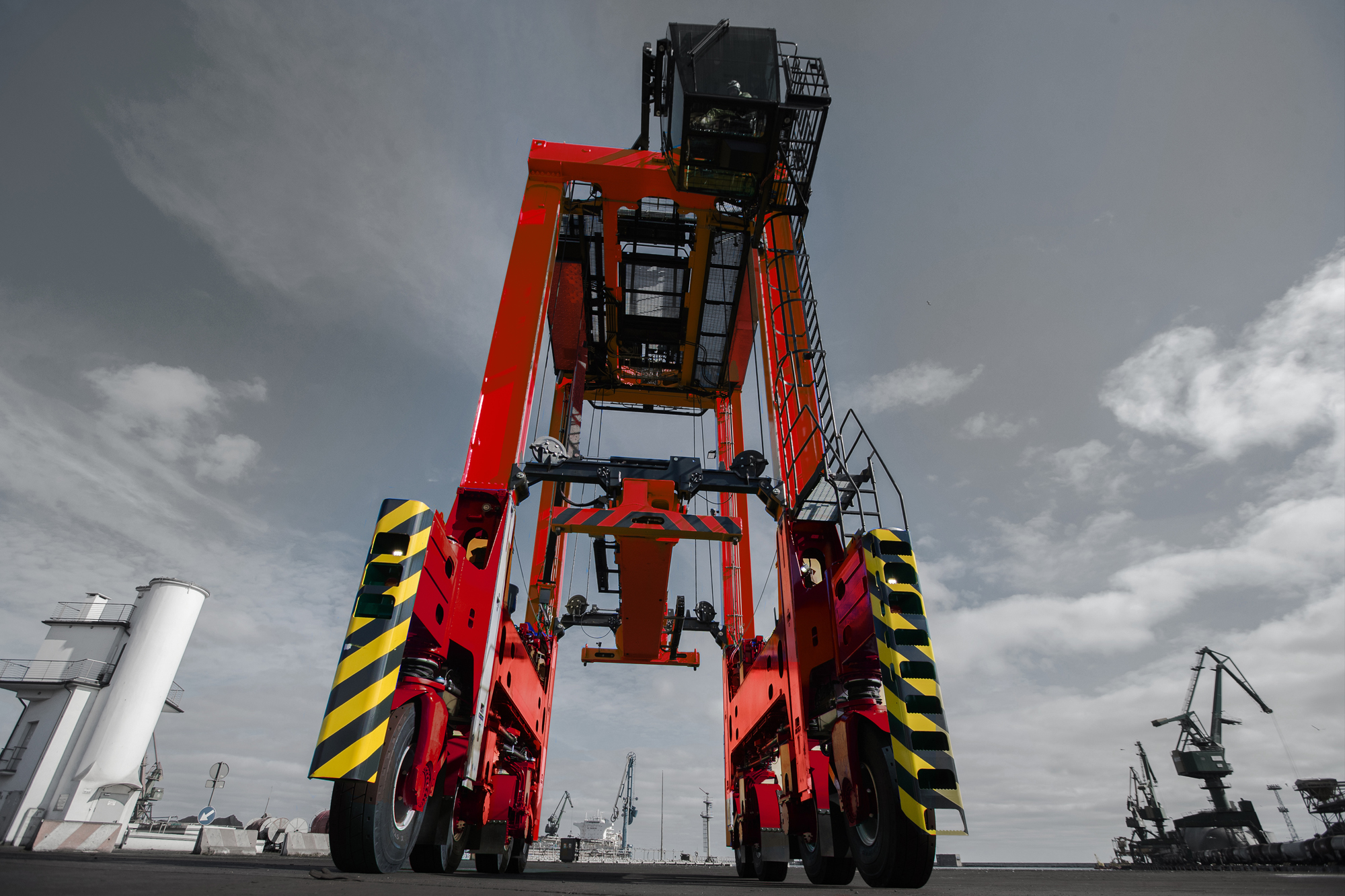 Kalmar will deliver eight diesel-electric straddle carriers to Réunion.