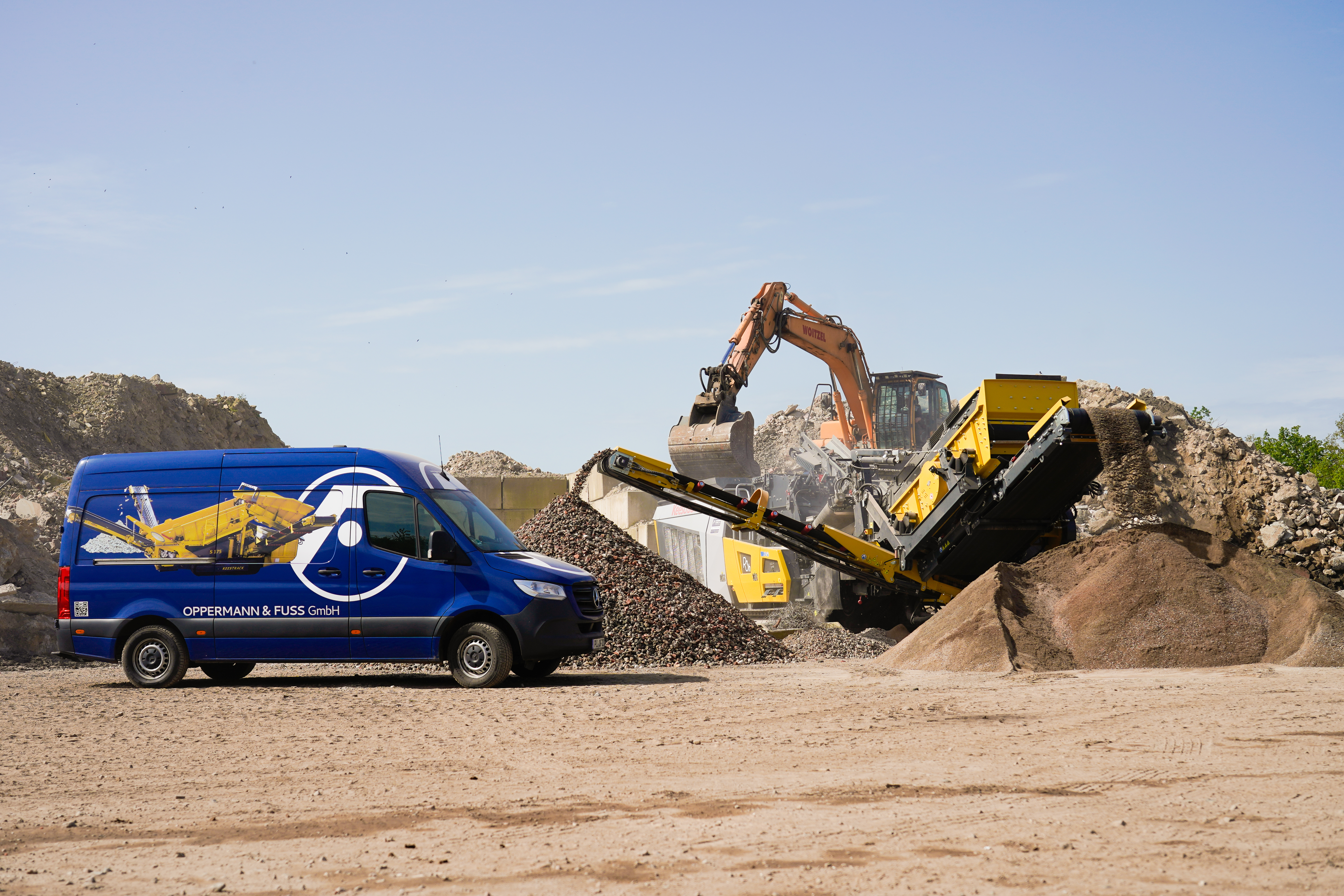 The R3 impact crusher and Oppermann & Fuss service van.