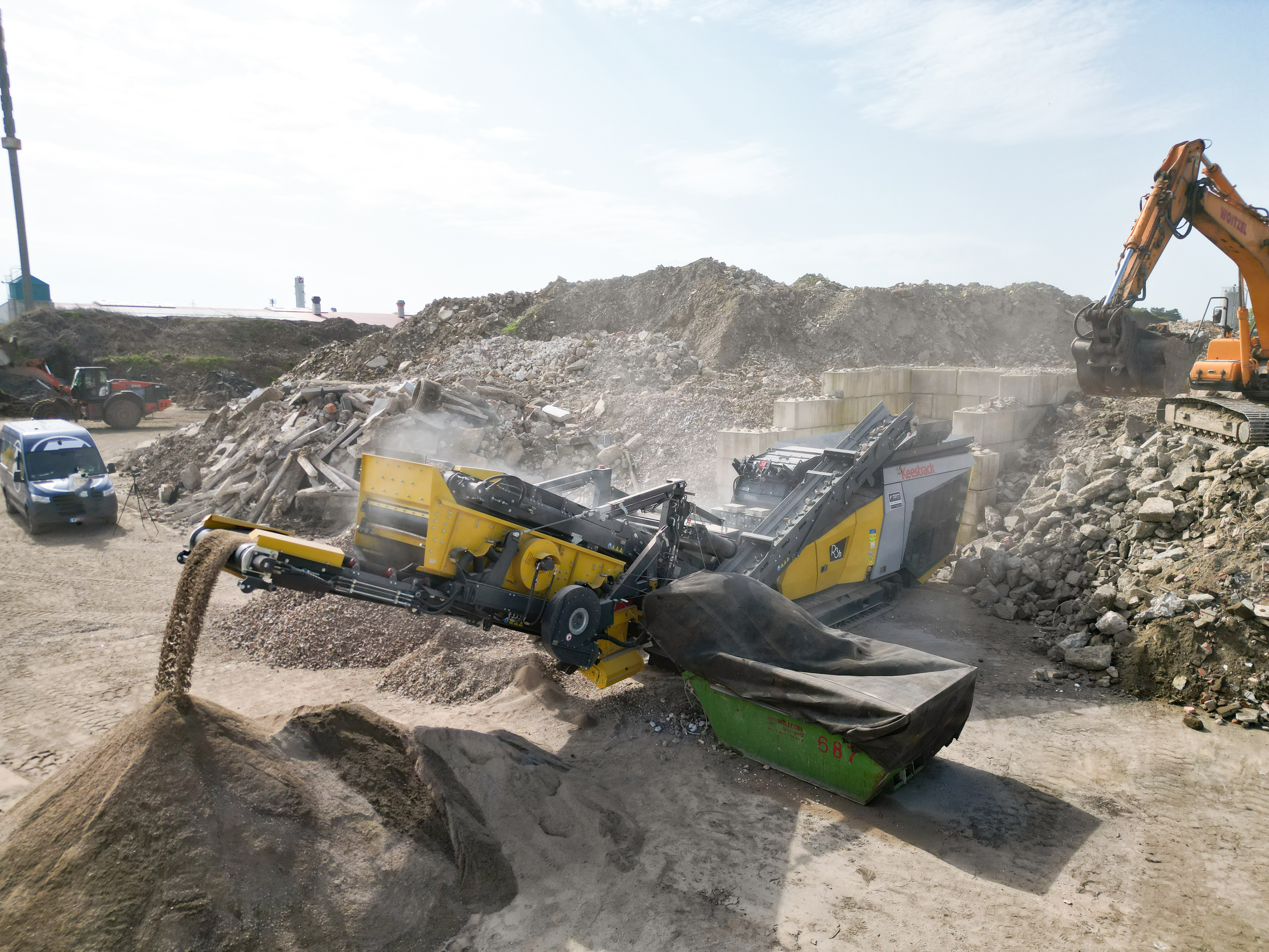 The R3 impact crusher, with container besides the machine to collect plastics, wood and paper.