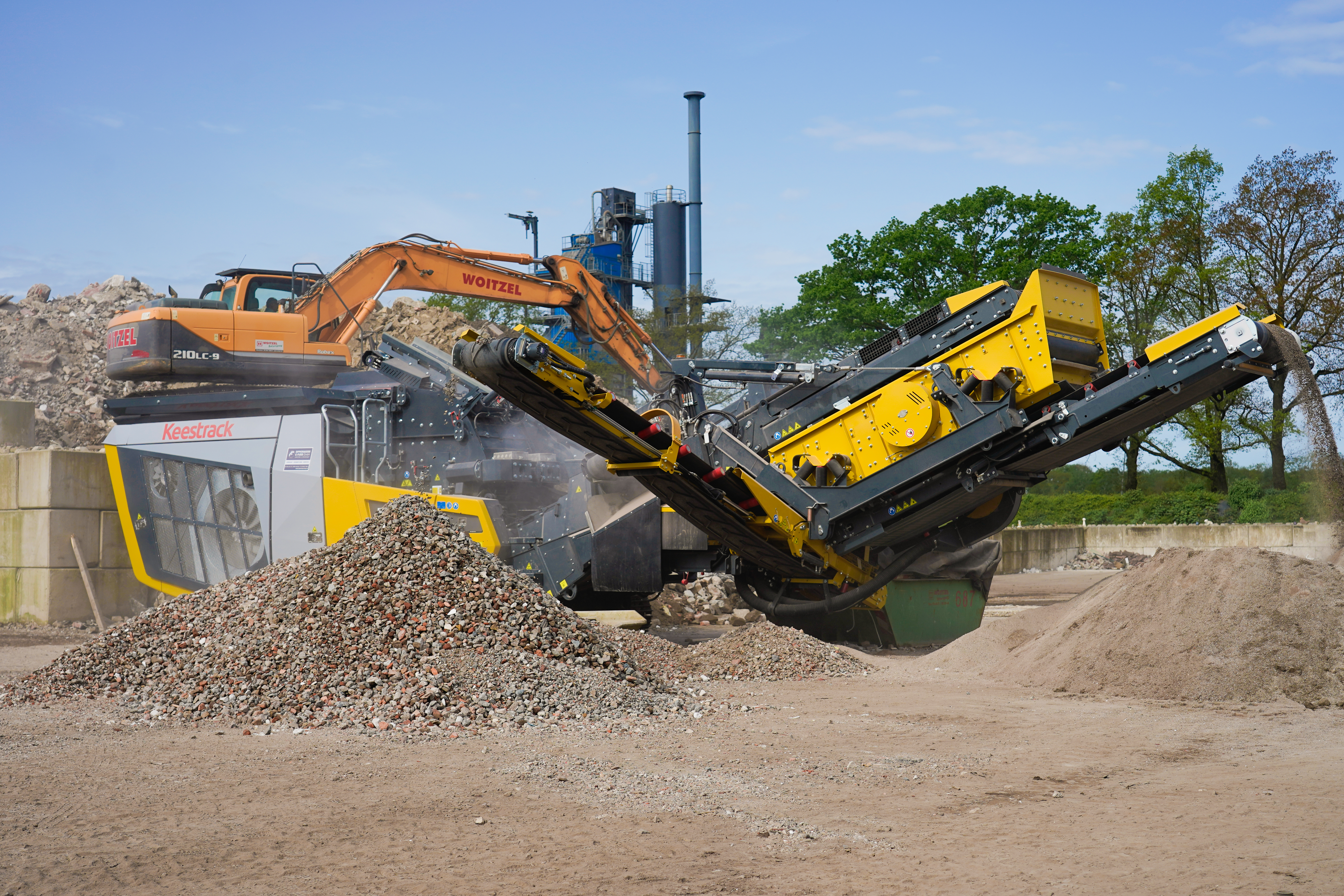 The R3 impact crusher being fed and controlled by the excavator operator via remote control.