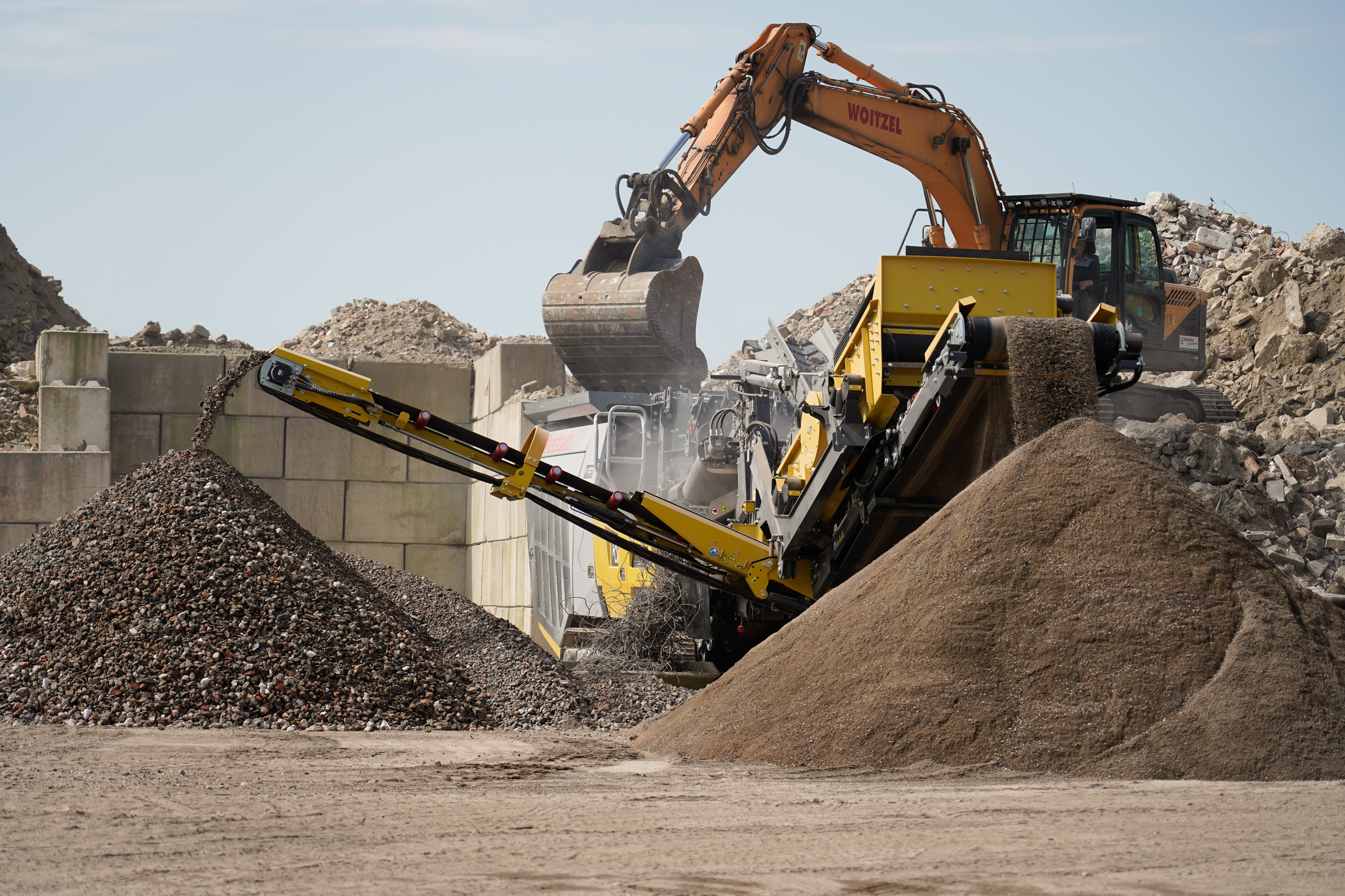 The R3 impact crusher producing around 160 t/h and separating valuable metals via the magnetic overband.