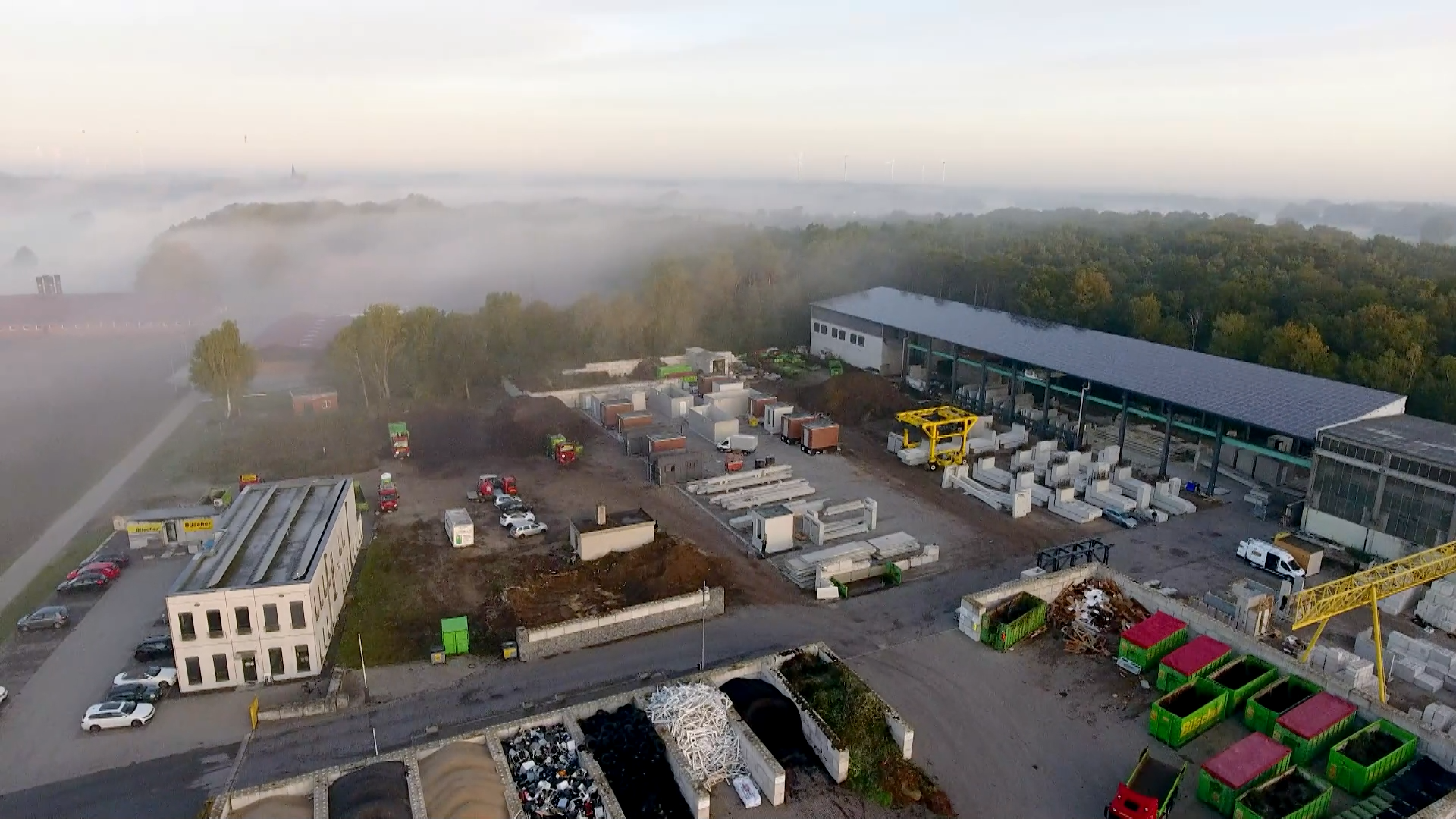 The job site of Büscher with their own solar power roof electrifying the Keestrack R3e & K4e ZERO