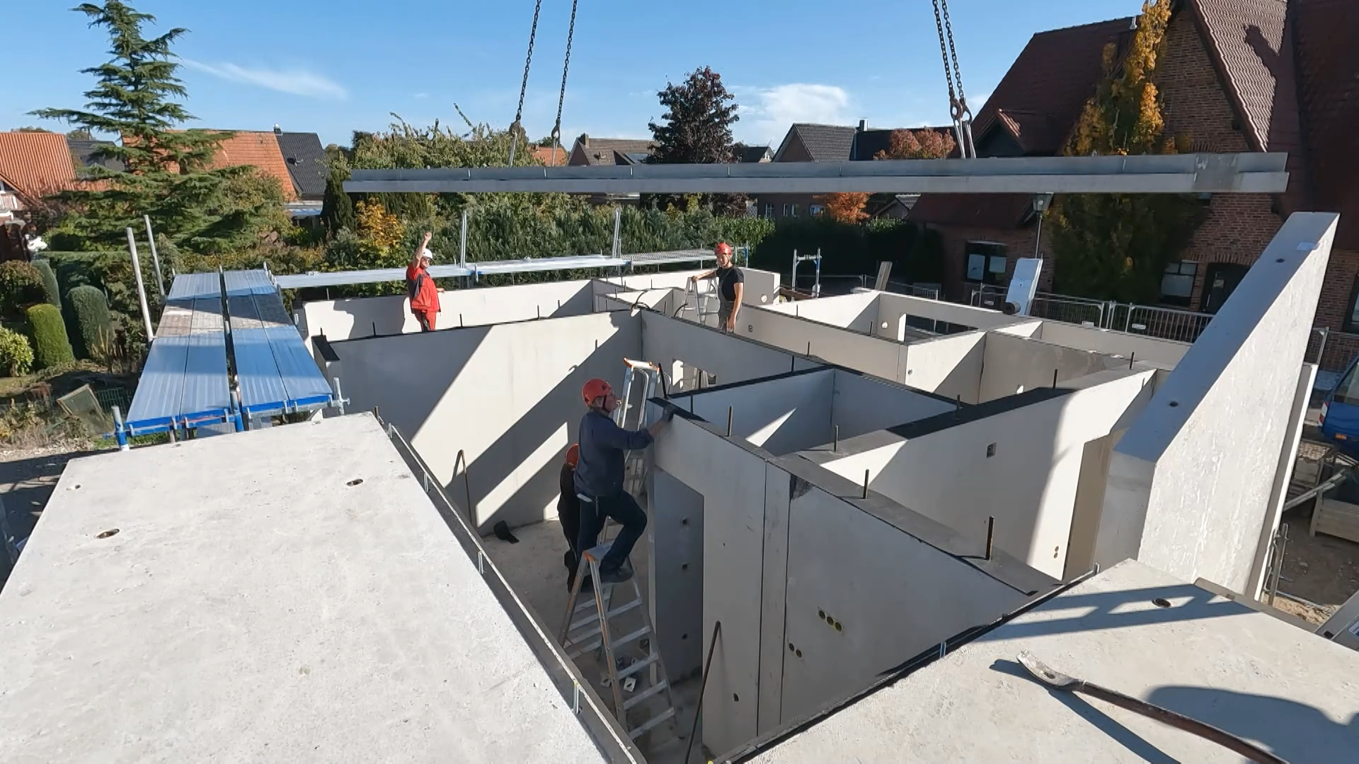 The wall panels and concrete elements used to build the complete “recycled” 3-family house in just 4 months.