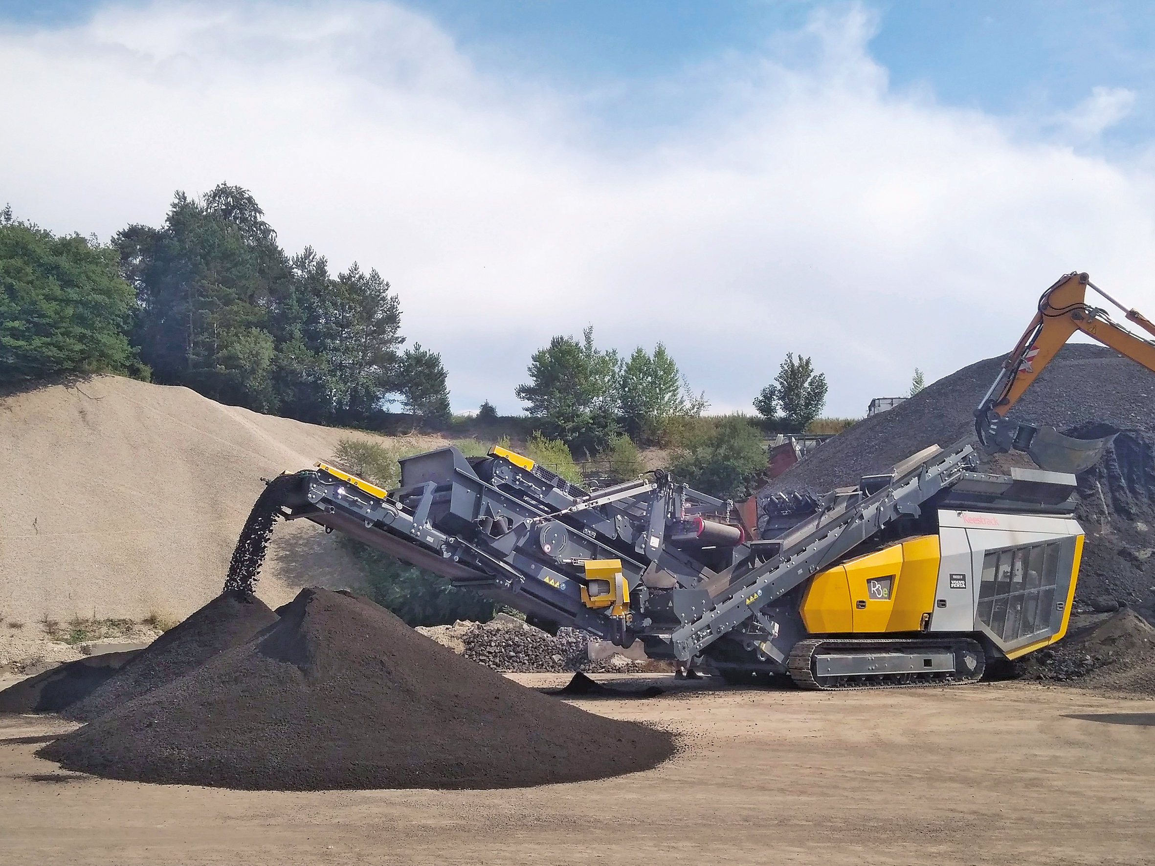 Keestrack R3e mobile impact crusher for aggregates and recycling applications with advanced innovative diesel/electric drive with plug-in functionality