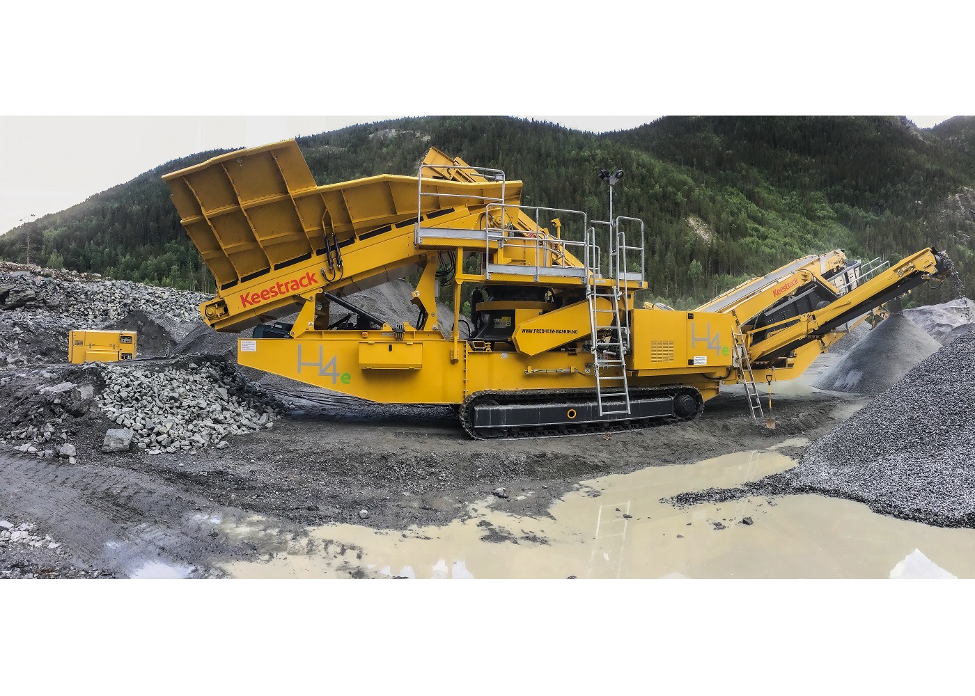 The impressive H4e cone crusher with a proven cone of 10sT (9t) and a 3-deck after screen, with a total weight of 50sT (45t).