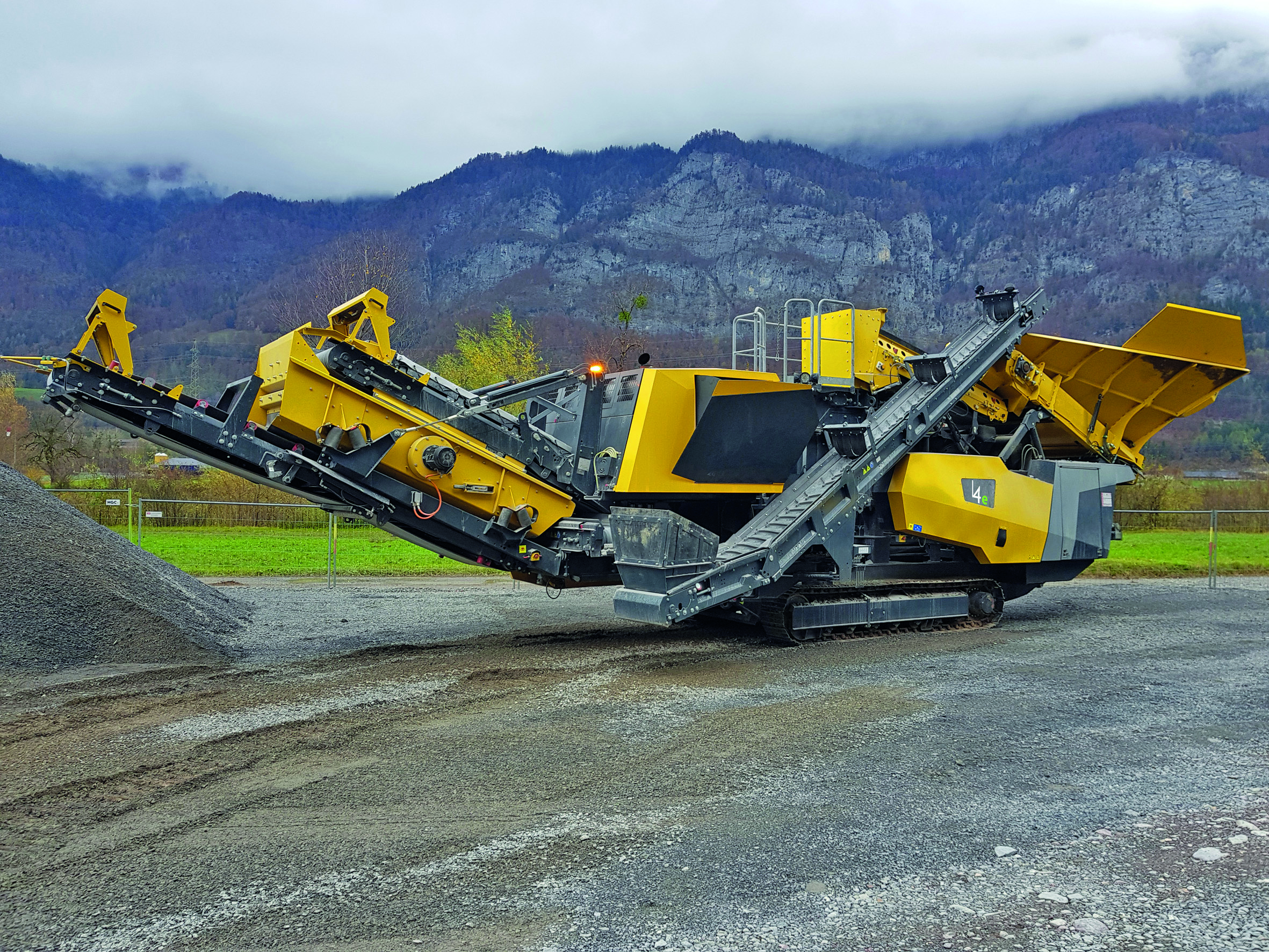 Two in one: With the new track-mobile reversible impact crusher Keestrack I4e RIC, the international processing specialist is presenting a powerful solution for secondary and tertiary crushing, which is particularly suitable for highly economical sand production (0-2 mm).