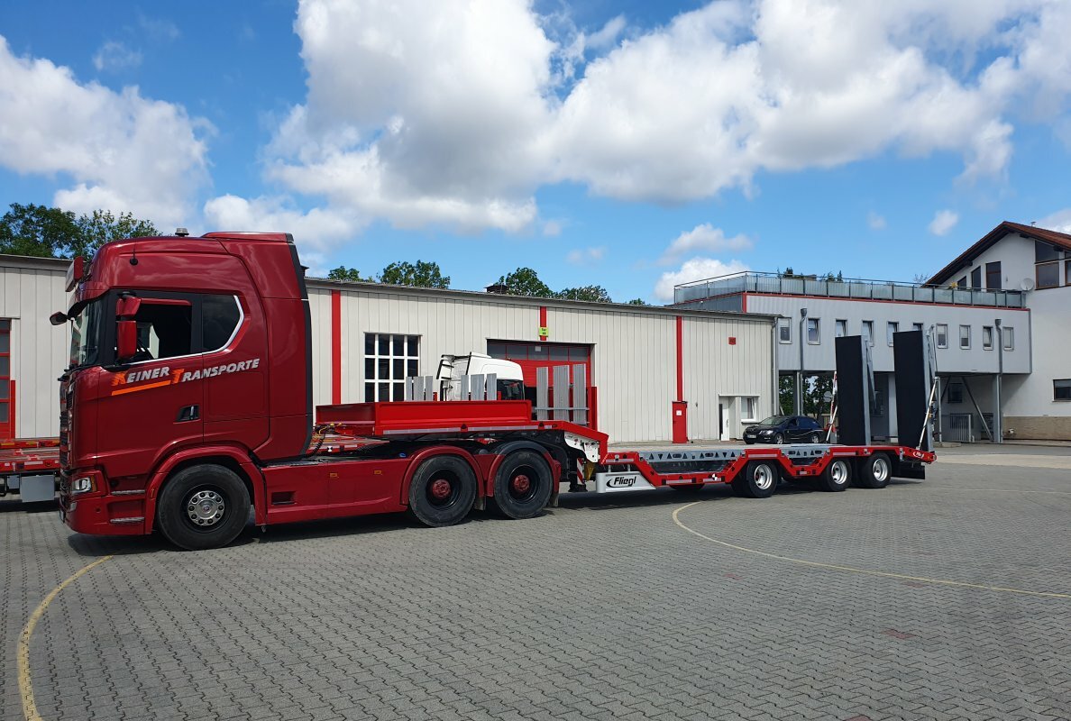 Saddle low loader for particularly heavy loads