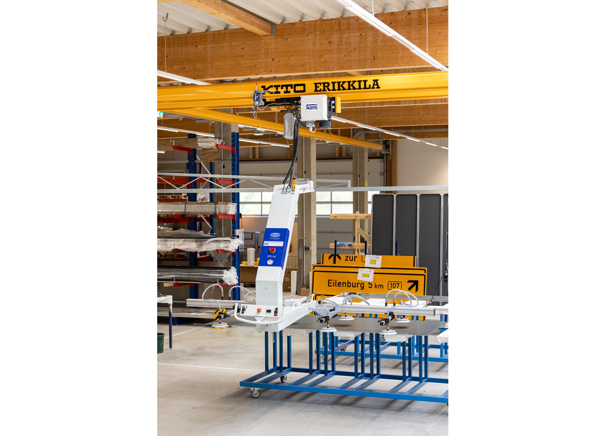 The KITO ER2 is controlled via the vacuum lifting device